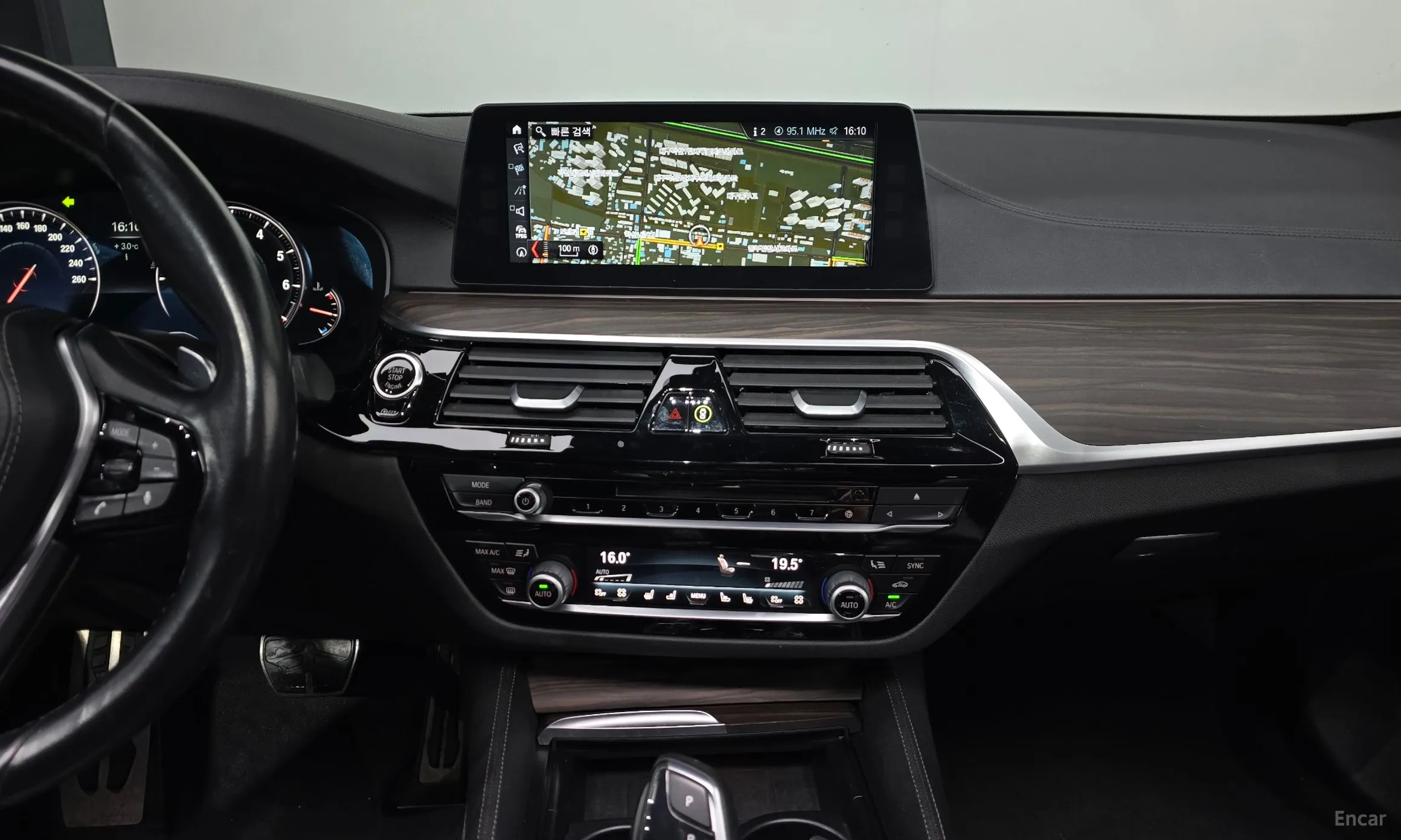 BMW 5 Series (G30) превью 15