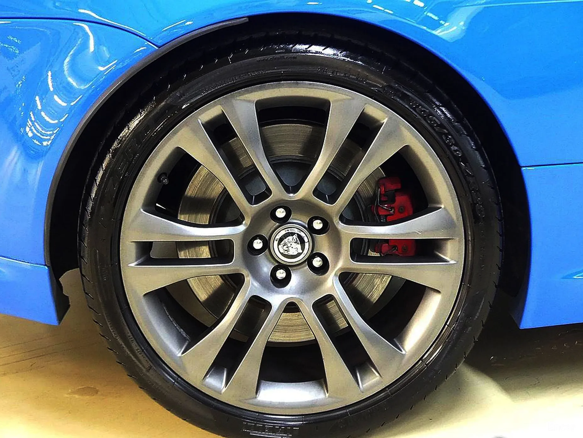 Jaguar XKR-S превью 9