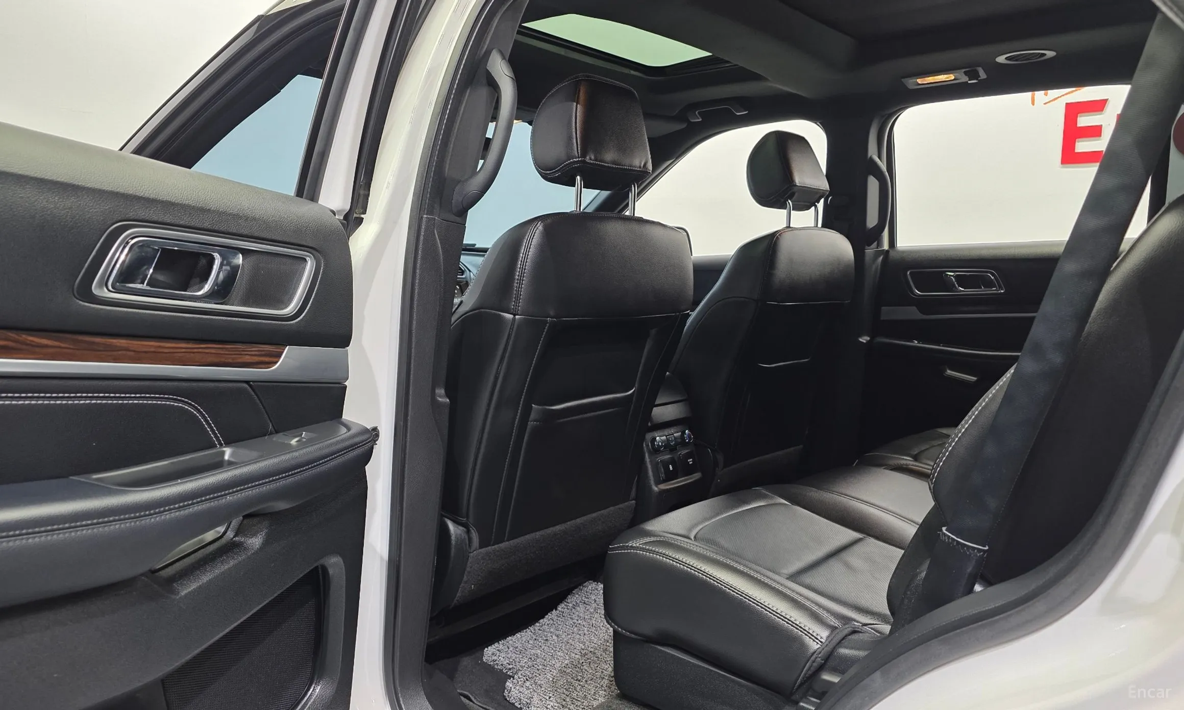 Ford Explorer превью 17