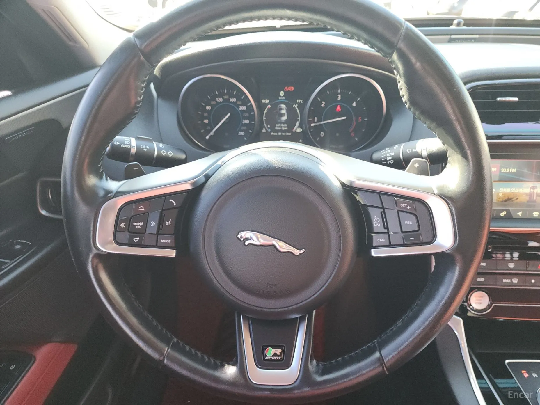Jaguar XE превью 12