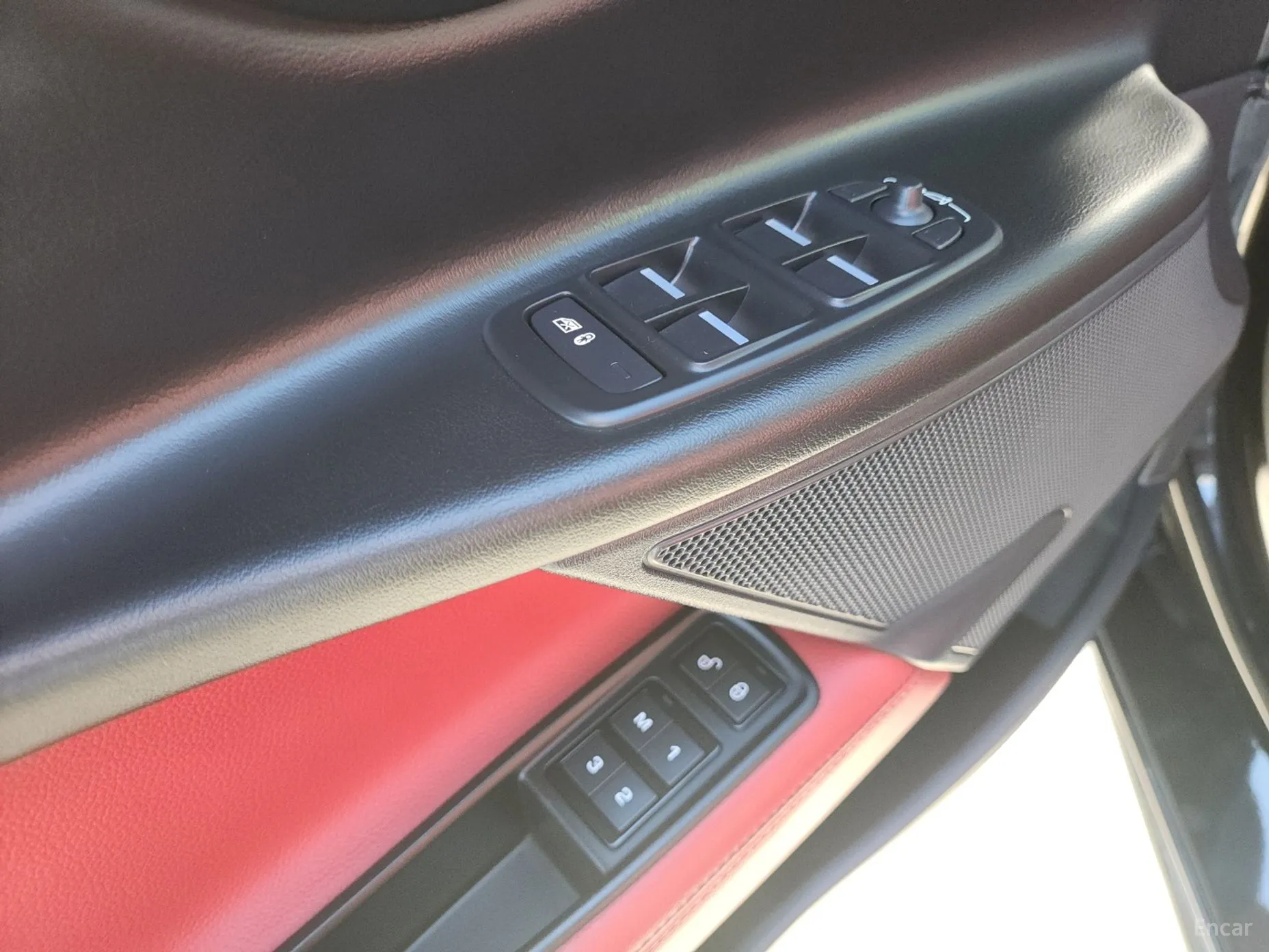 Jaguar XE превью 13