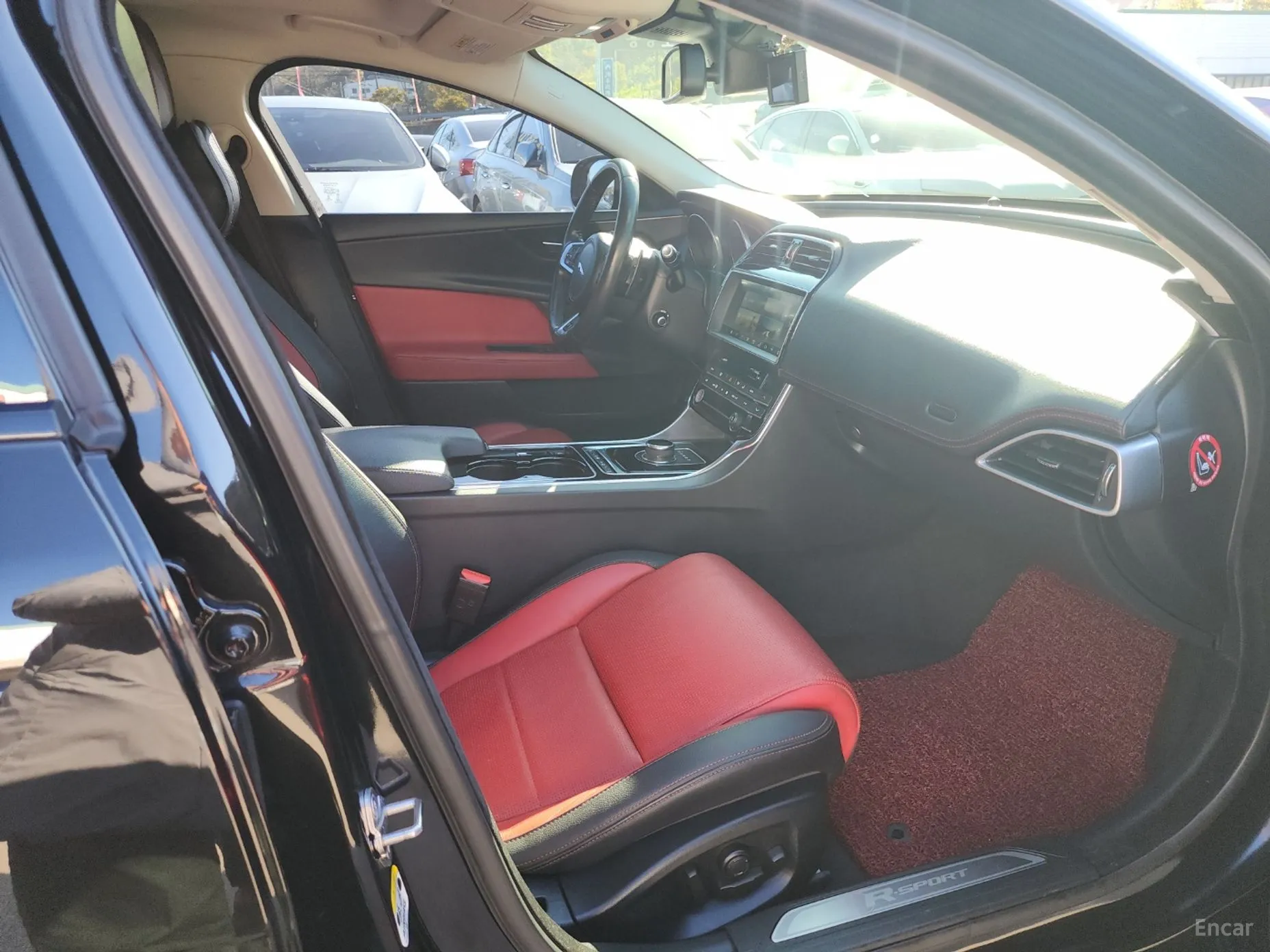 Jaguar XE превью 17