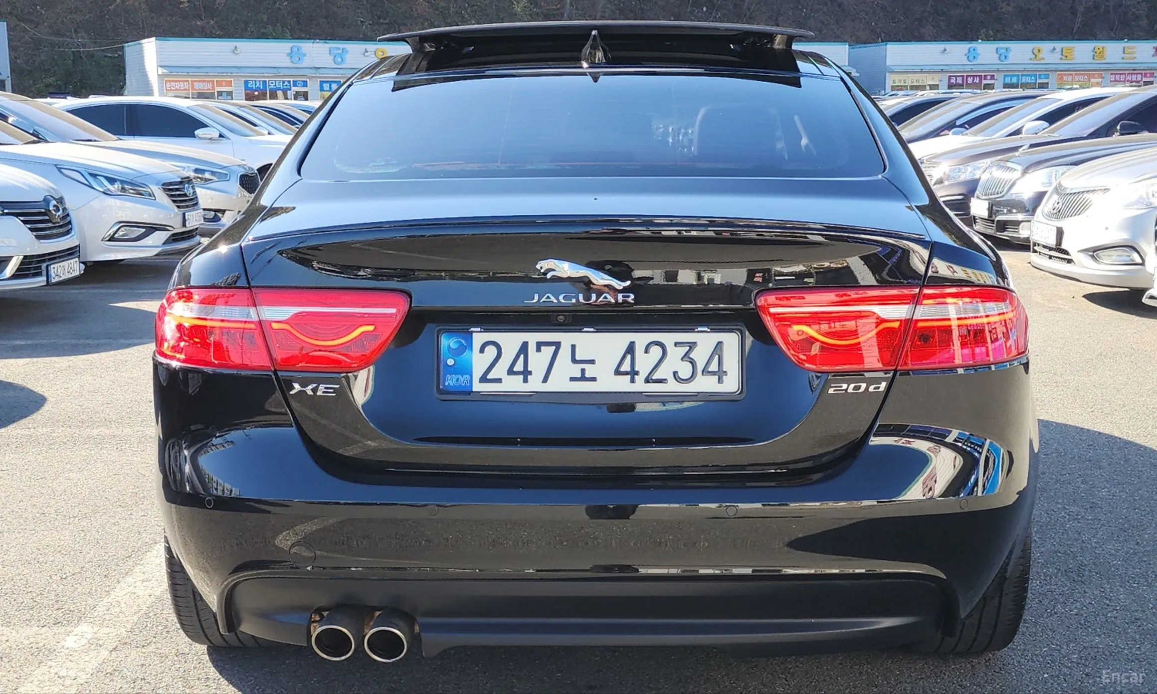 Jaguar XE превью 4
