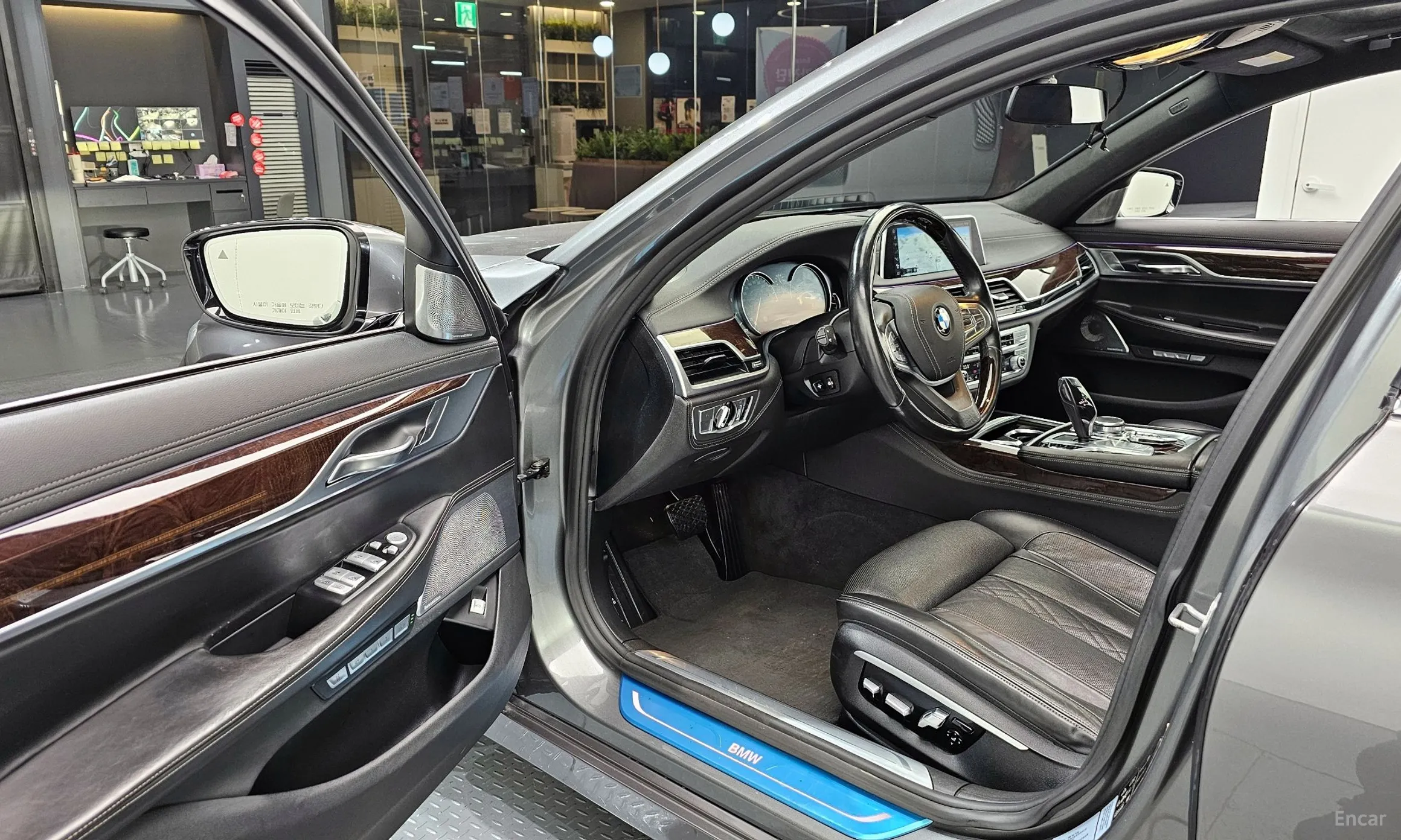 BMW 7 Series (G11) превью 11