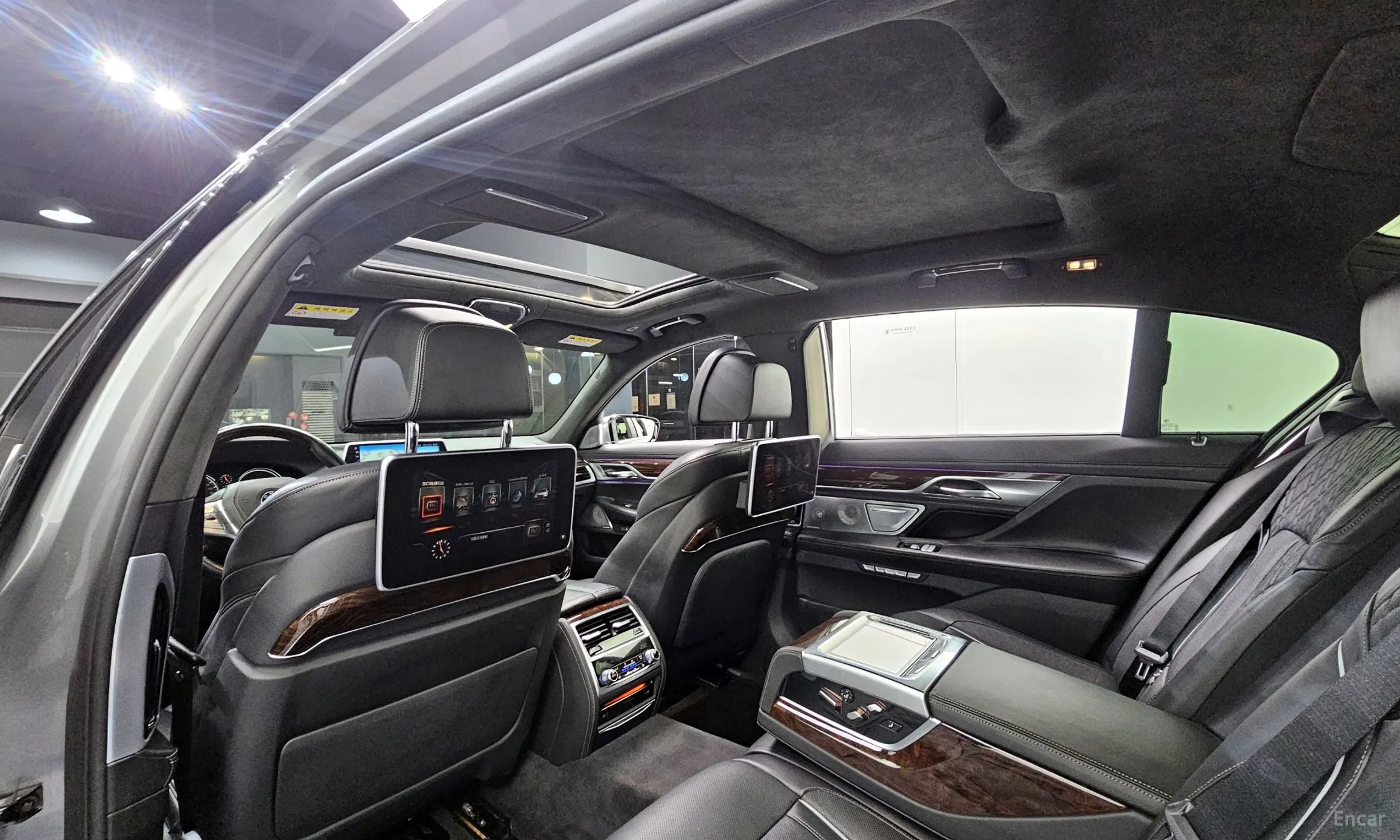 BMW 7 Series (G11) превью 13