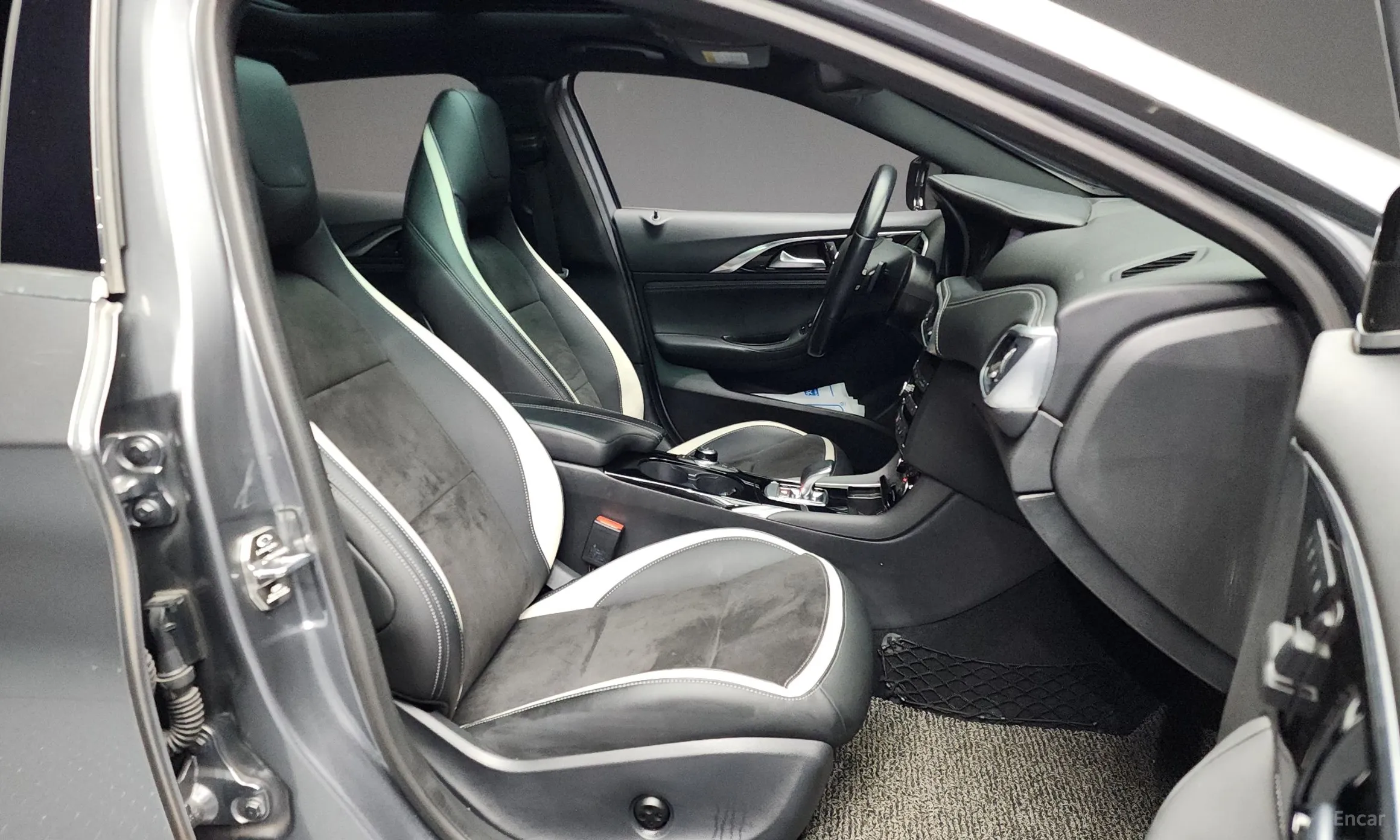 Infiniti Q30 превью 11