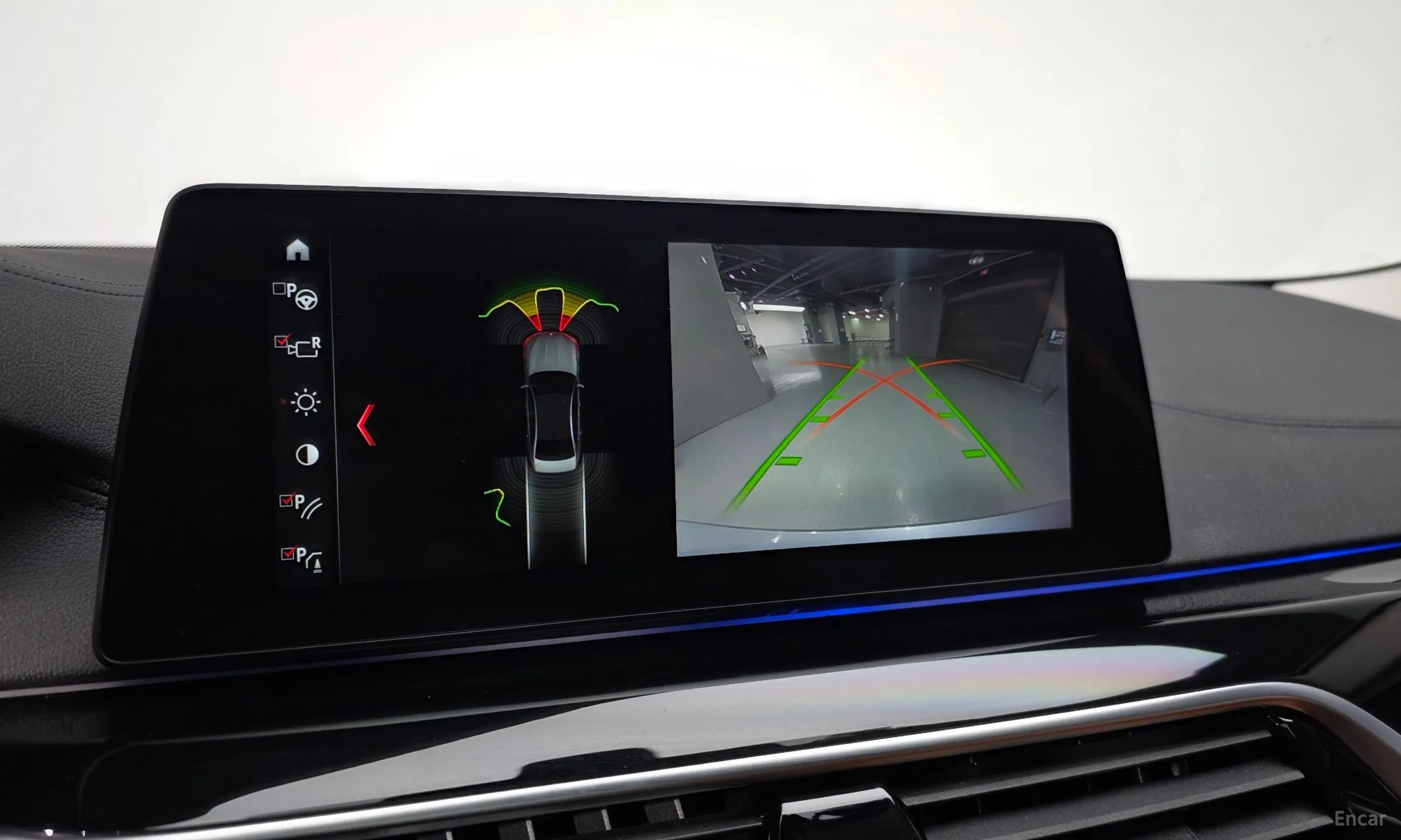 BMW 5 Series (G30) превью 15