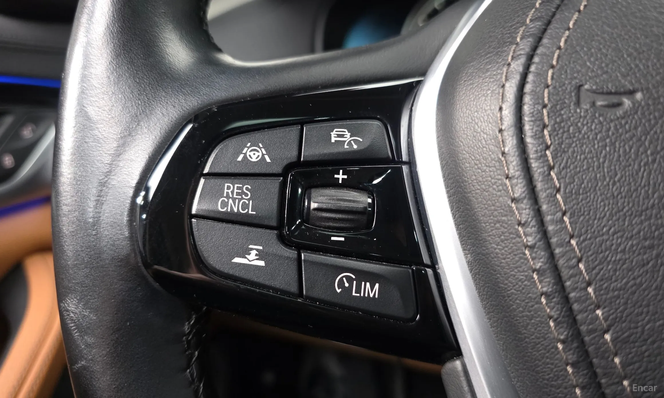 BMW 5 Series (G30) превью 19