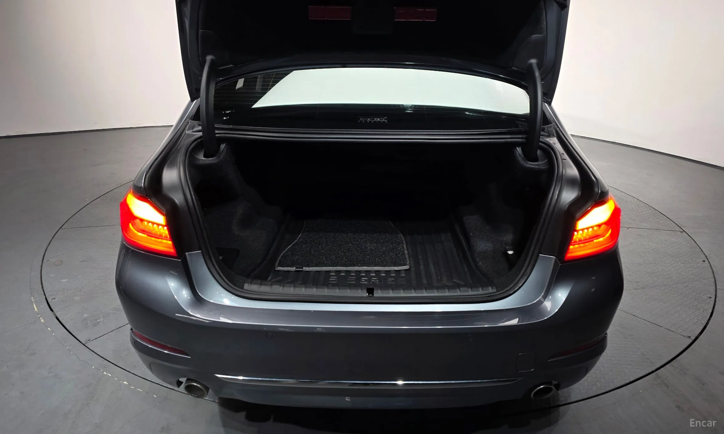 BMW 5 Series (G30) превью 20