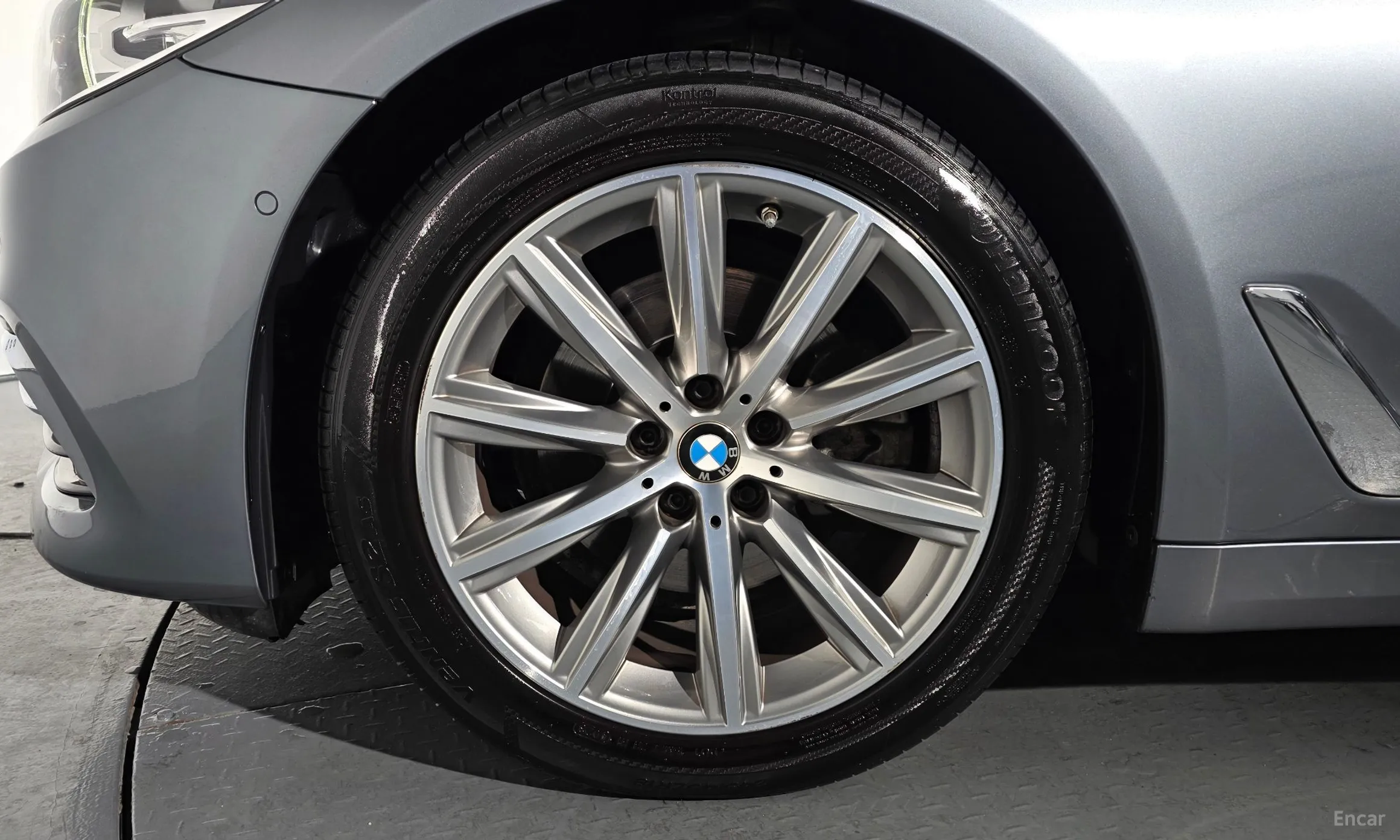BMW 5 Series (G30) превью 5