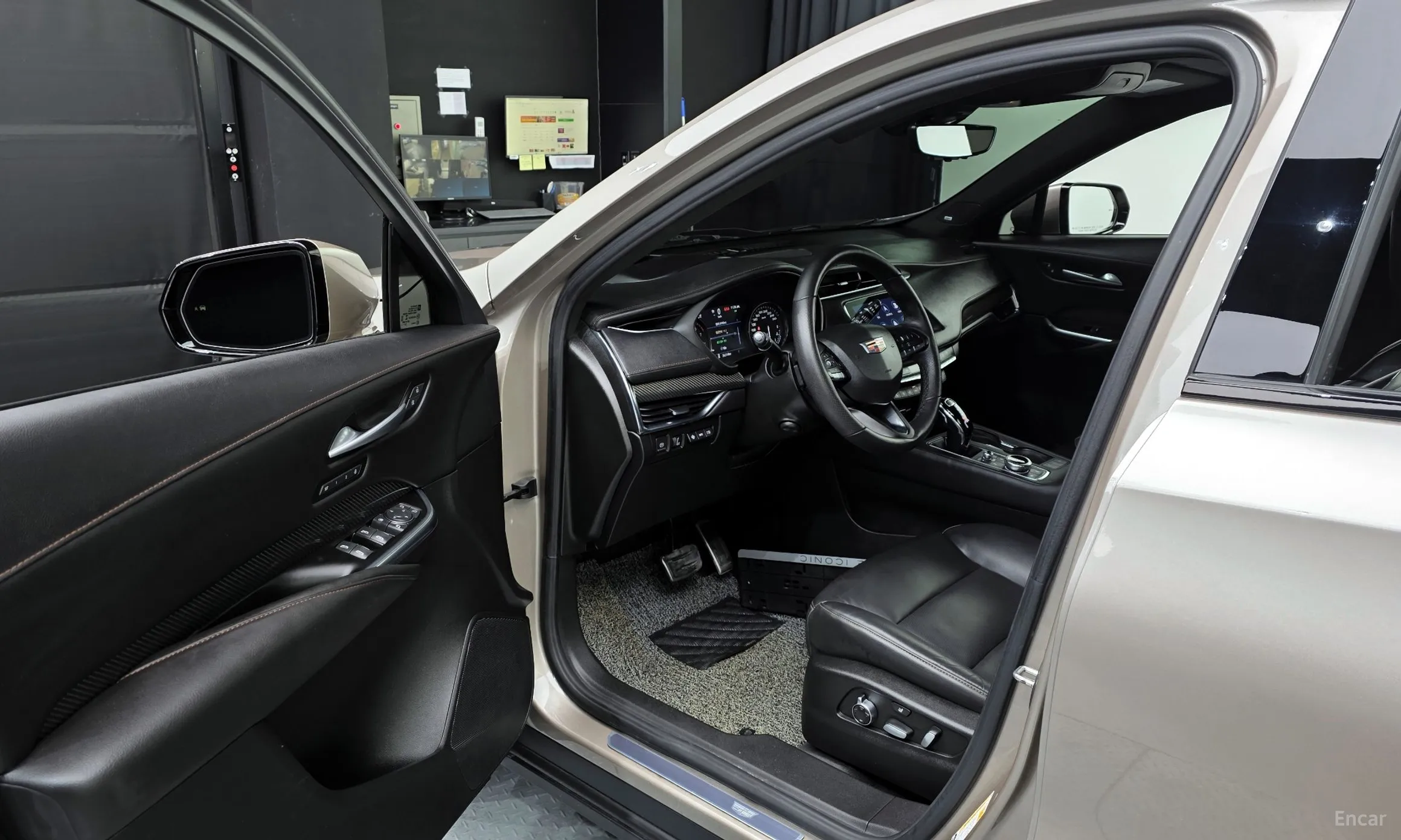 Cadillac XT4 превью 10