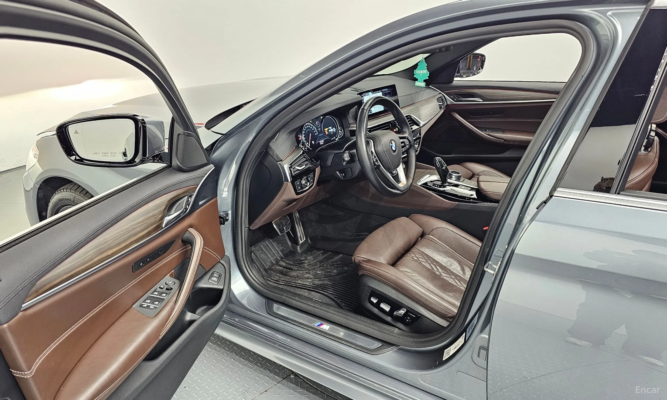 BMW 5 Series (G30) превью 11