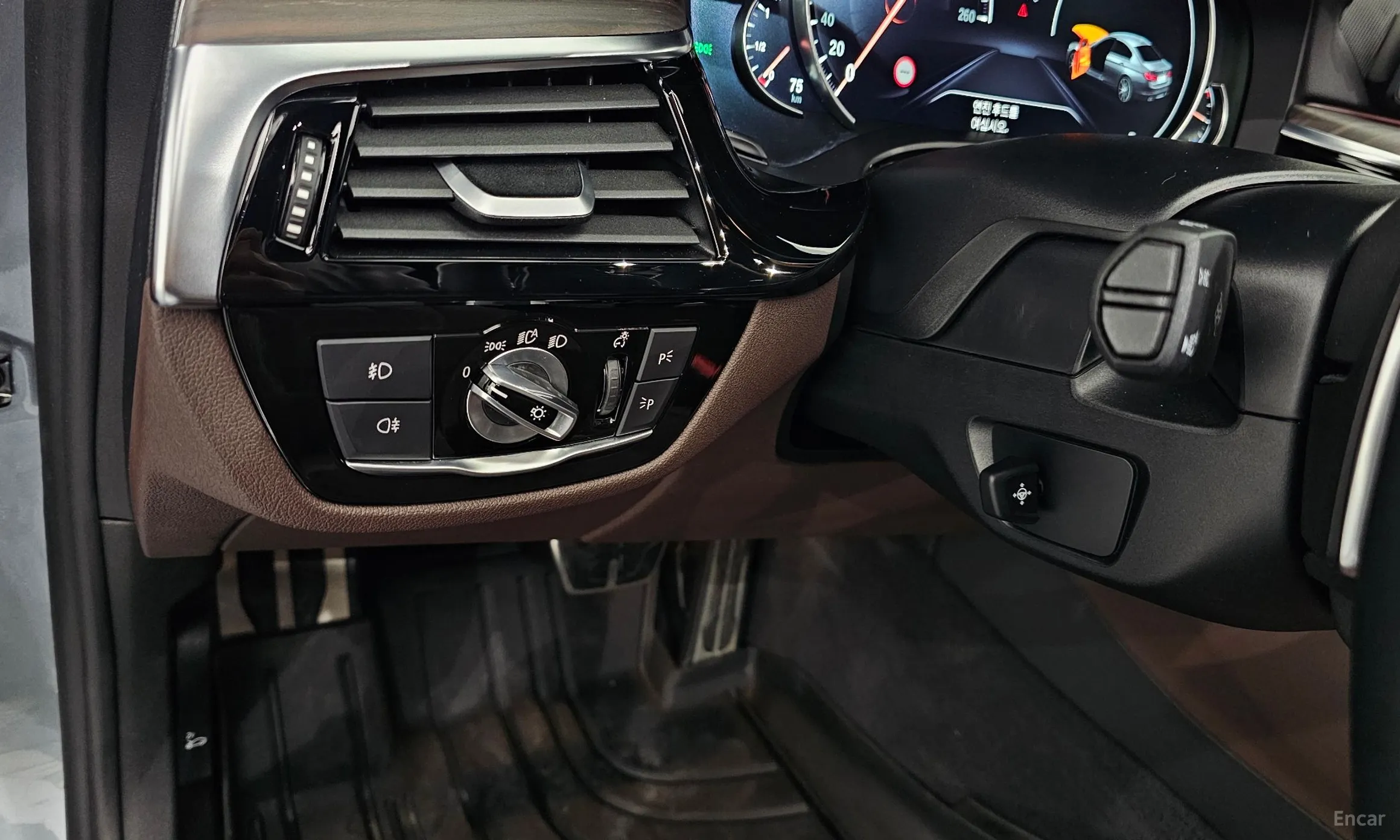 BMW 5 Series (G30) превью 16