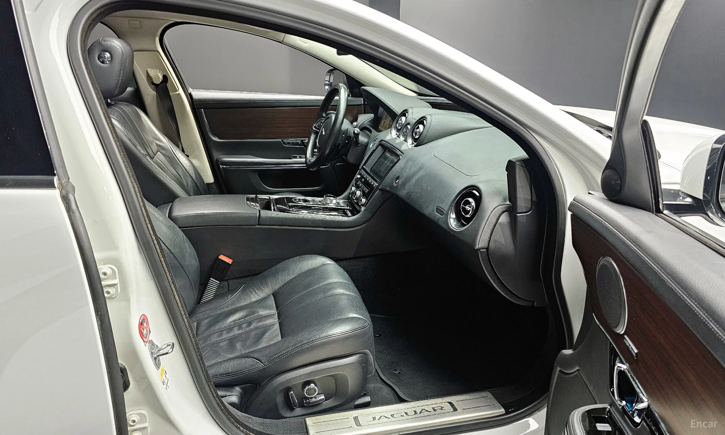 Jaguar All New XJ превью 11