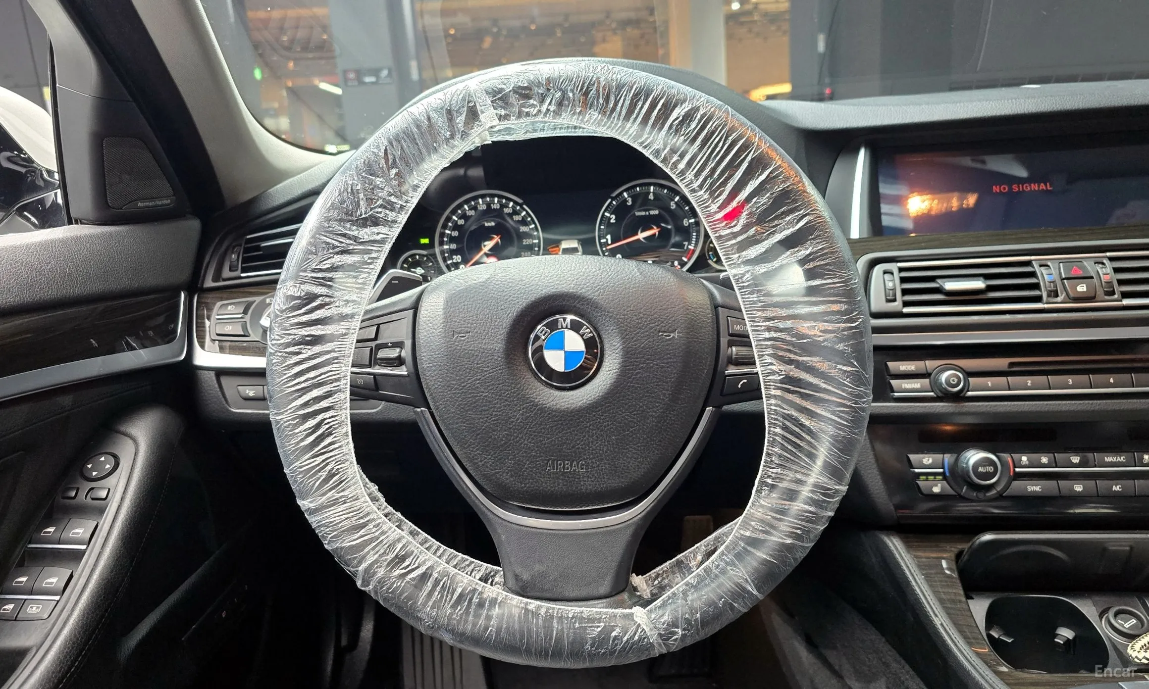 BMW 5 Series (F10) превью 14