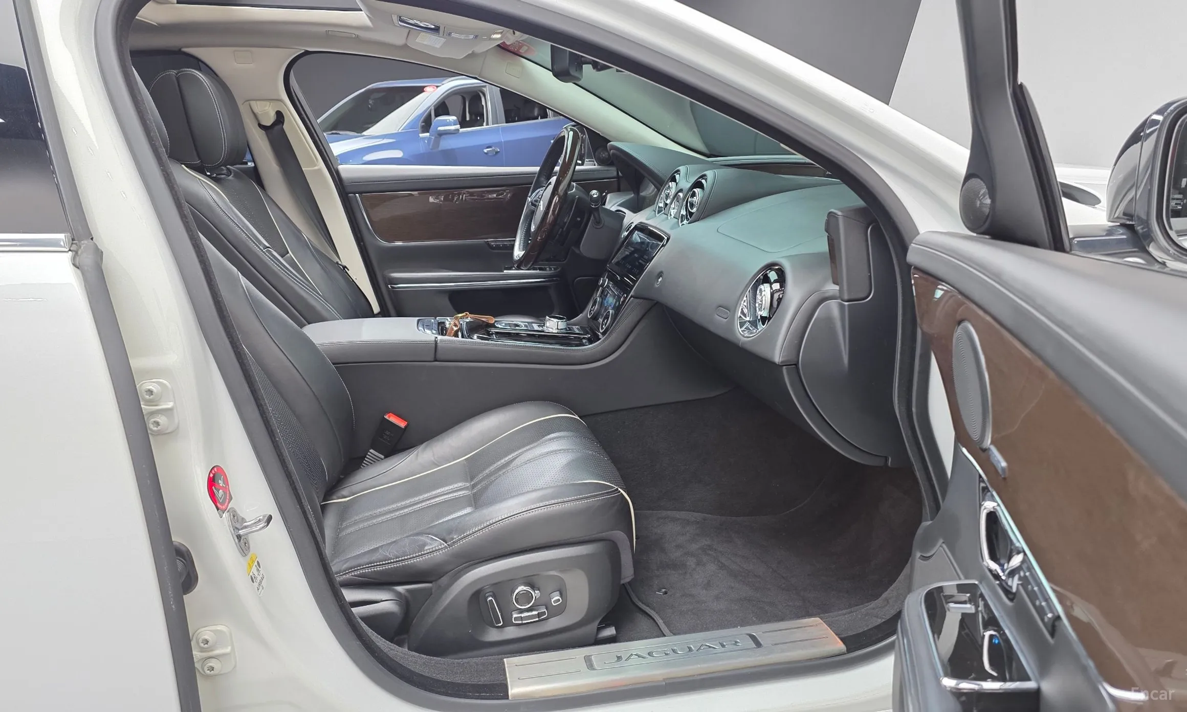 Jaguar All New XJ превью 10