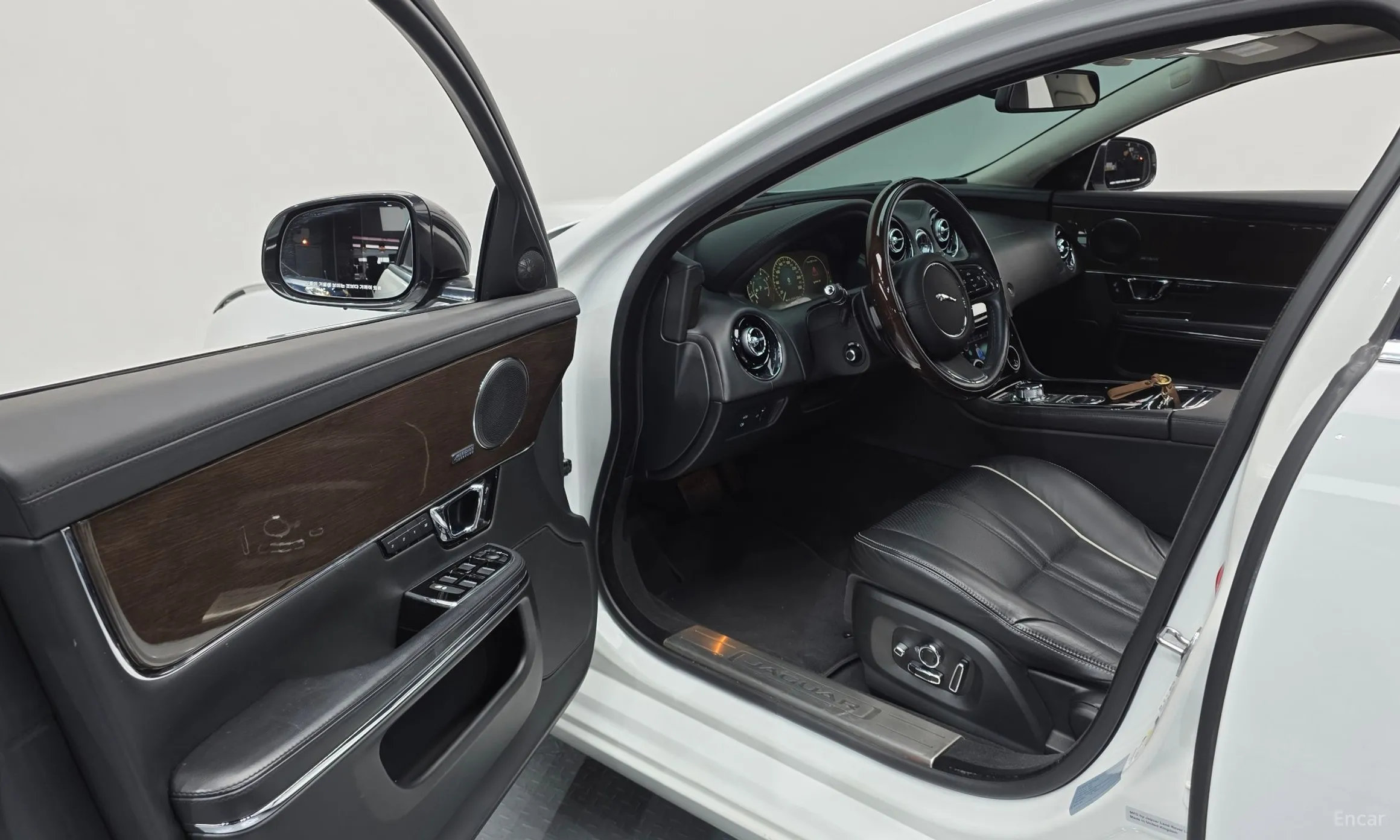 Jaguar All New XJ превью 11