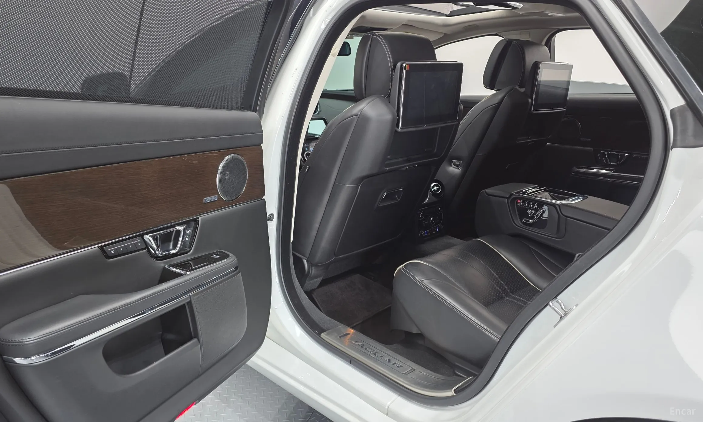 Jaguar All New XJ превью 12