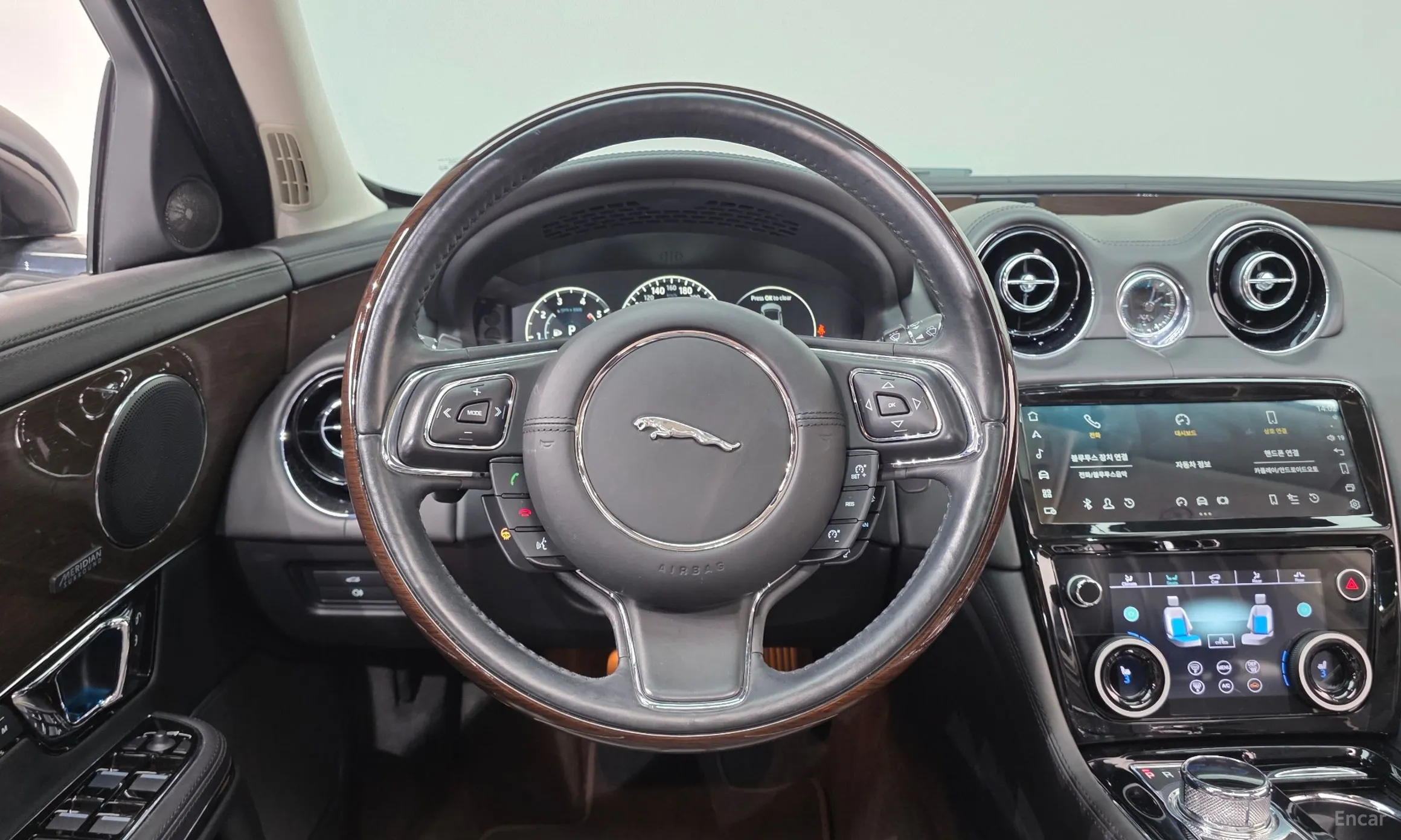 Jaguar All New XJ превью 13