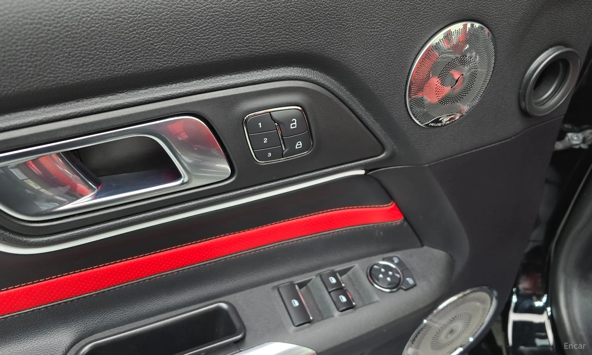Ford Mustang превью 17