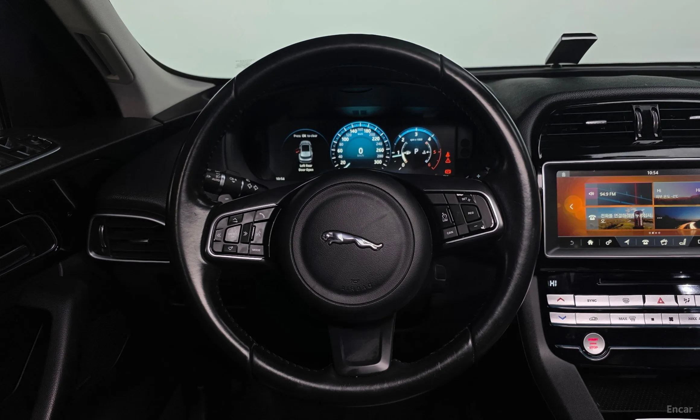 Jaguar F-PACE превью 13