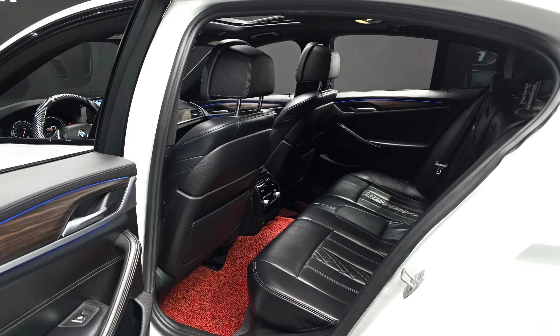 BMW 5 Series (G30) превью 12