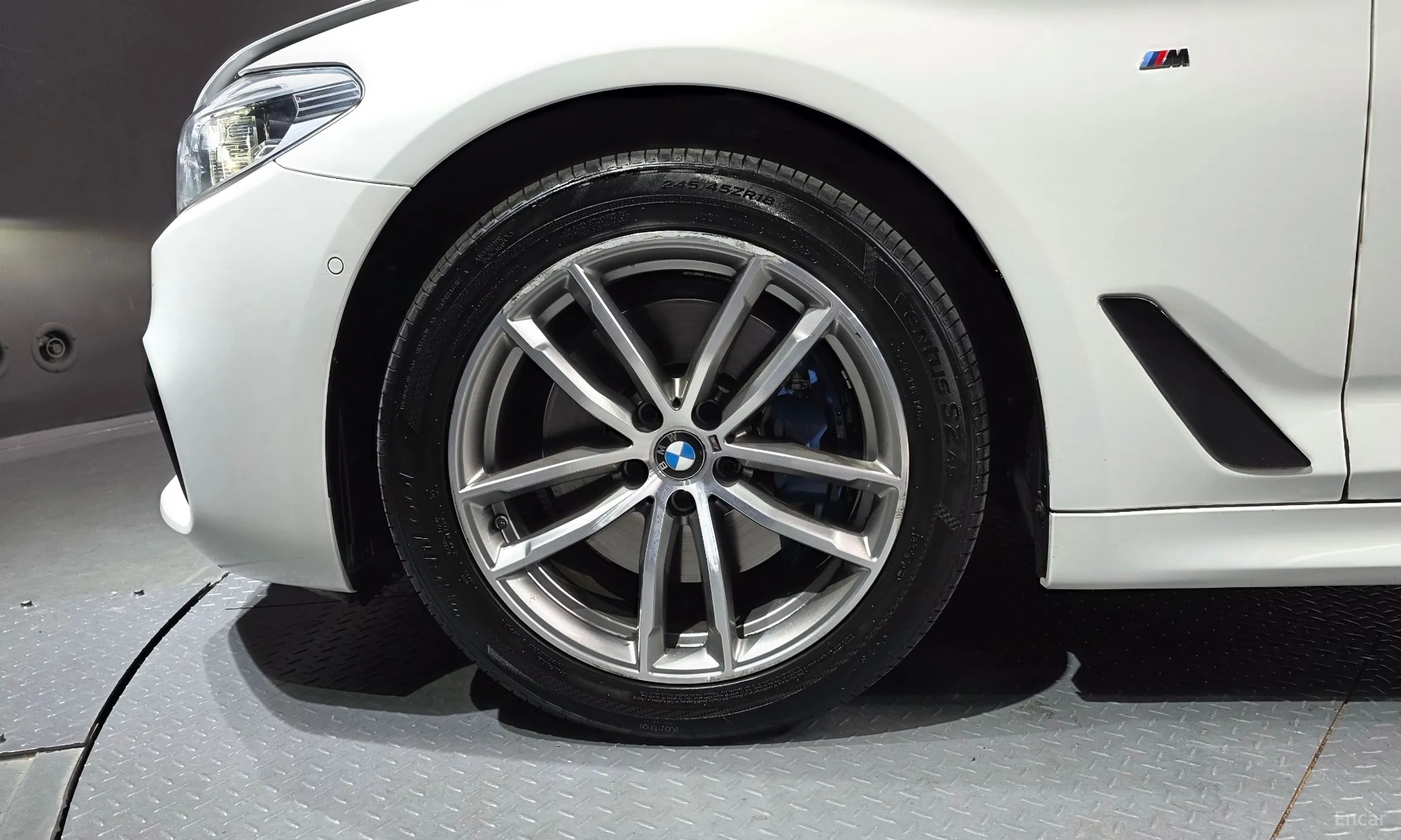 BMW 5 Series (G30) превью 5