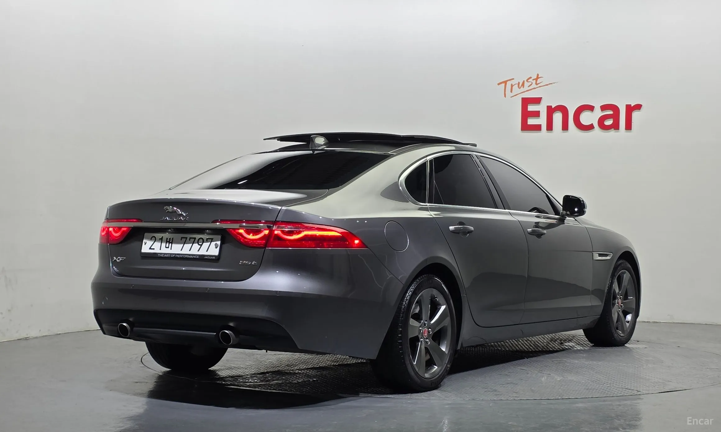 Jaguar XF (x260)