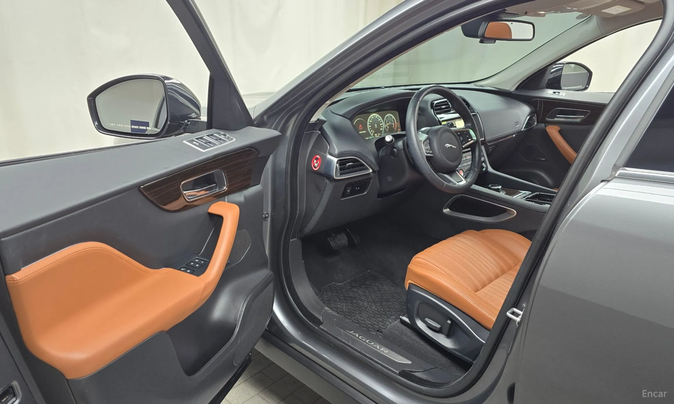 Jaguar F-PACE превью 10