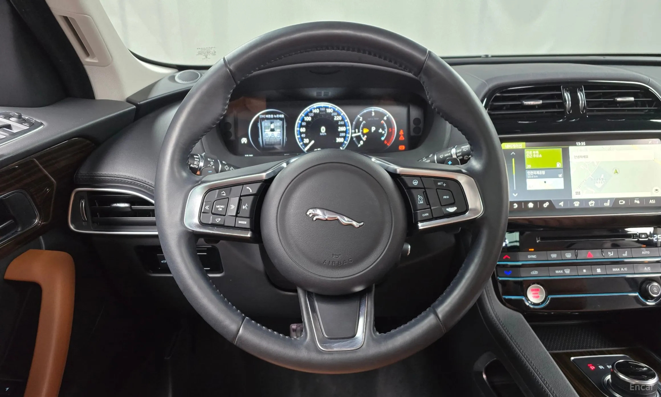 Jaguar F-PACE превью 13