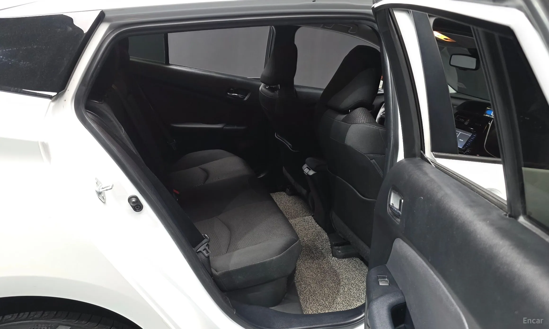 Toyota Prius 4th Generation превью 12