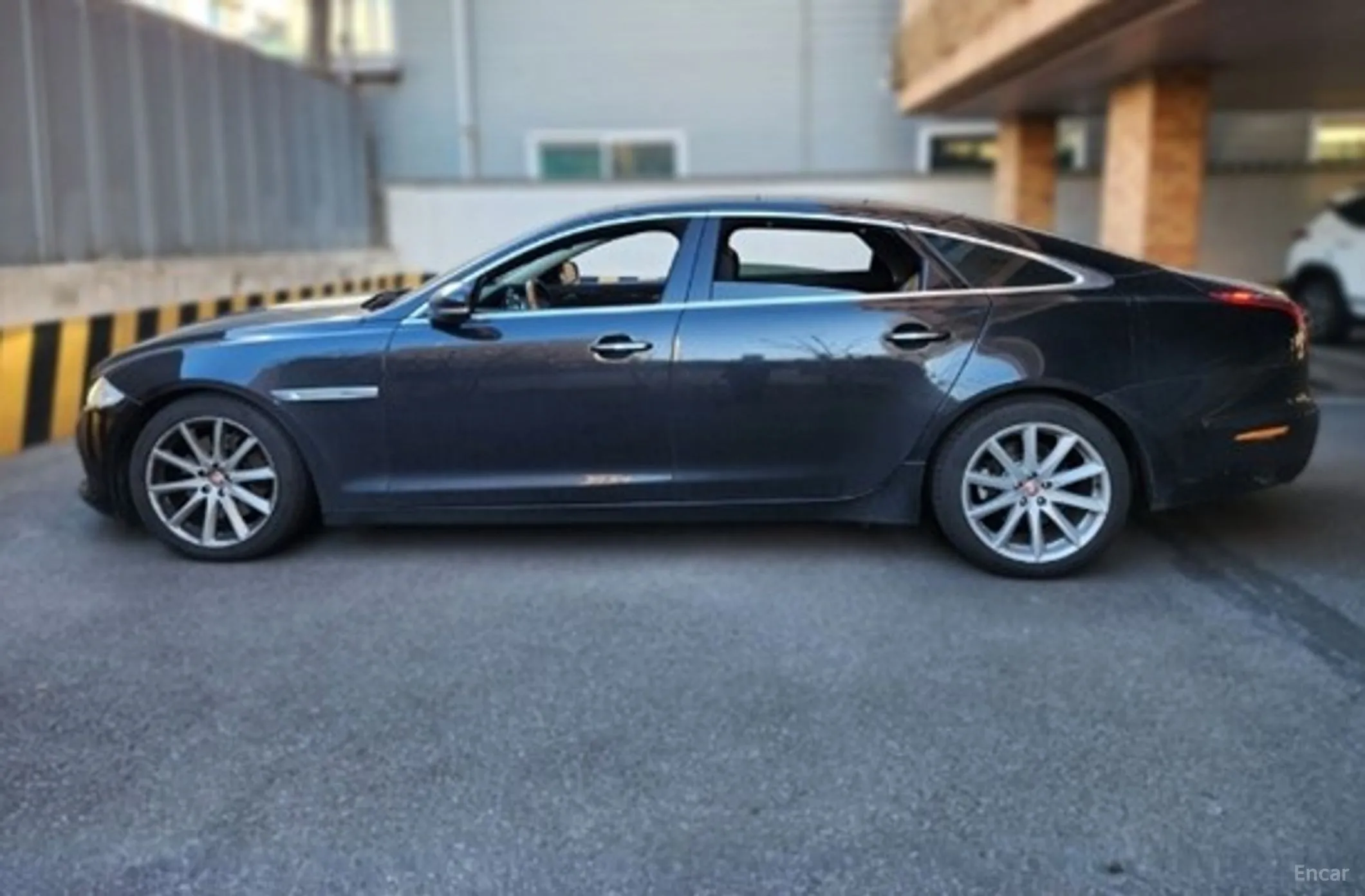 Jaguar All New XJ превью 3
