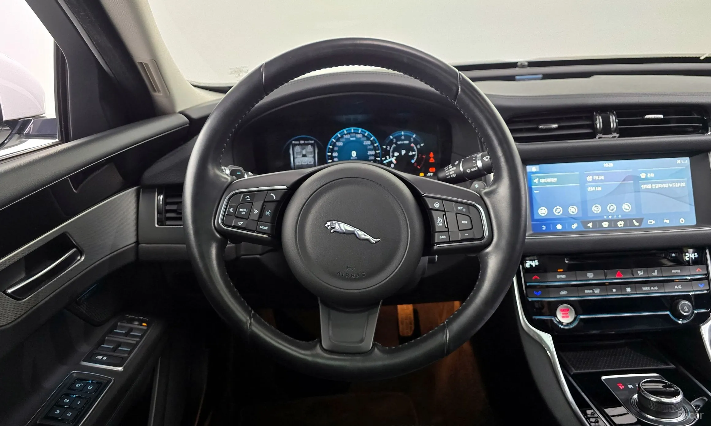 Jaguar XF (x260) превью 13