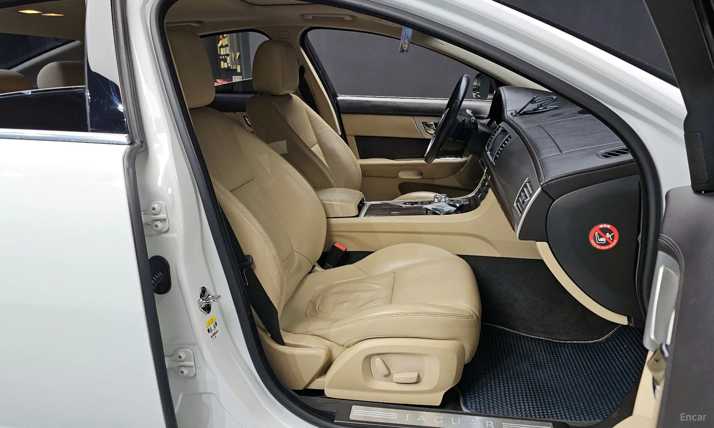 Jaguar New XF превью 10