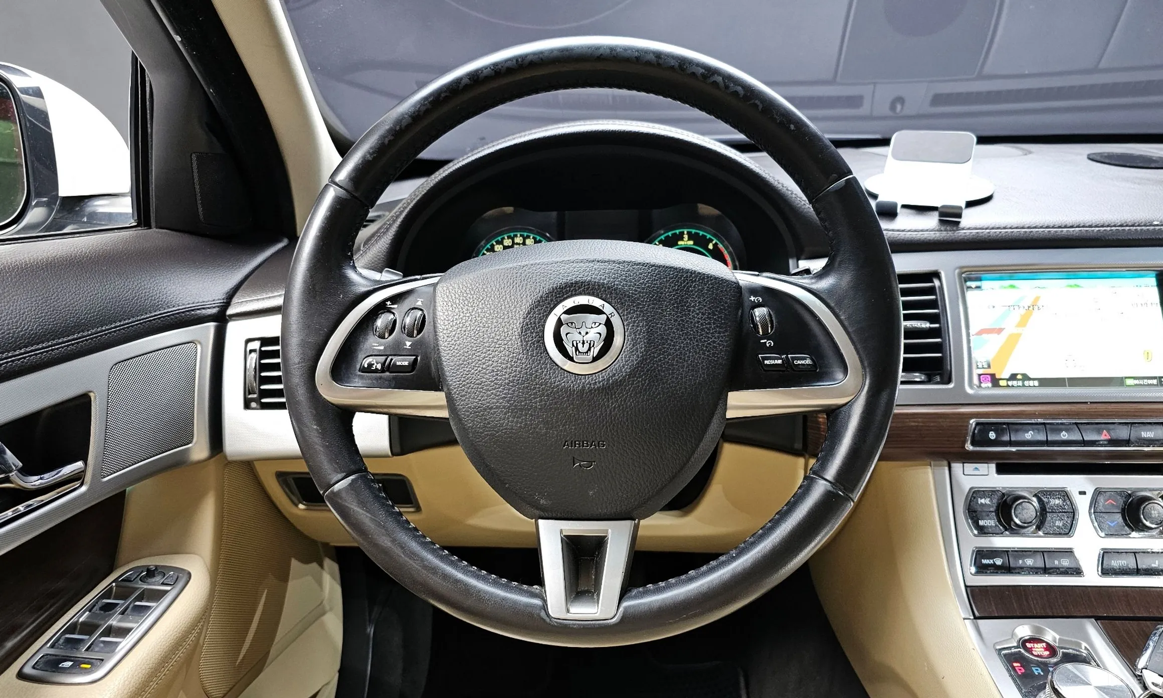 Jaguar New XF превью 13
