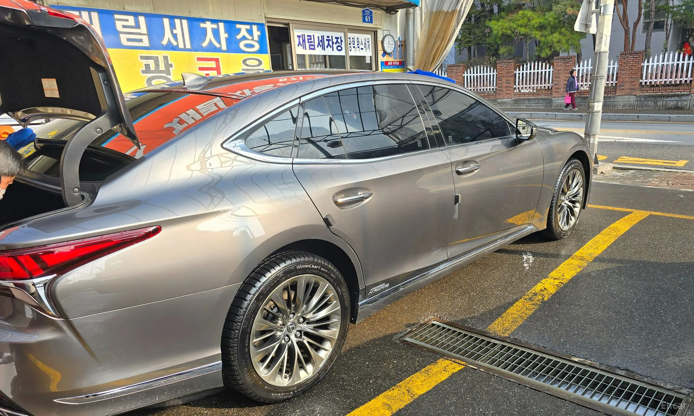 Lexus LS500h Gen 5