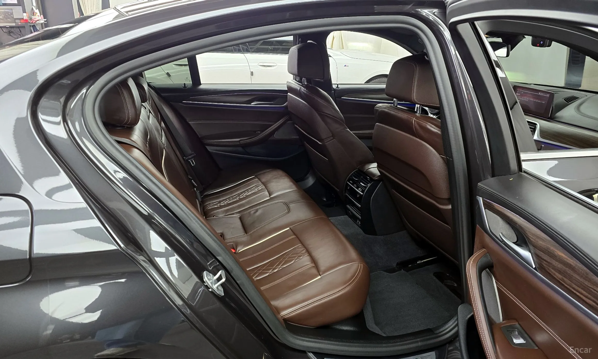 BMW 5 Series (G30) превью 12