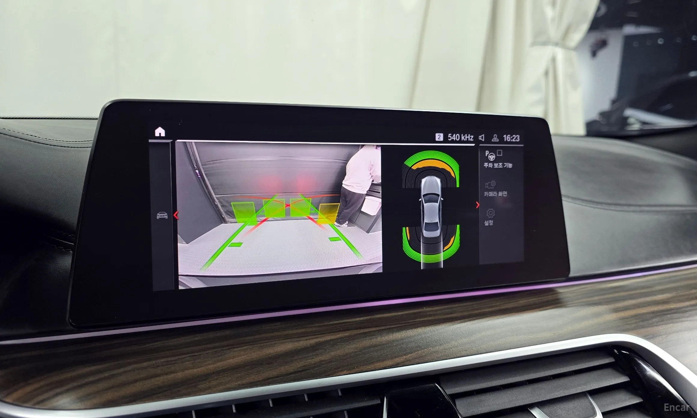 BMW 5 Series (G30) превью 15