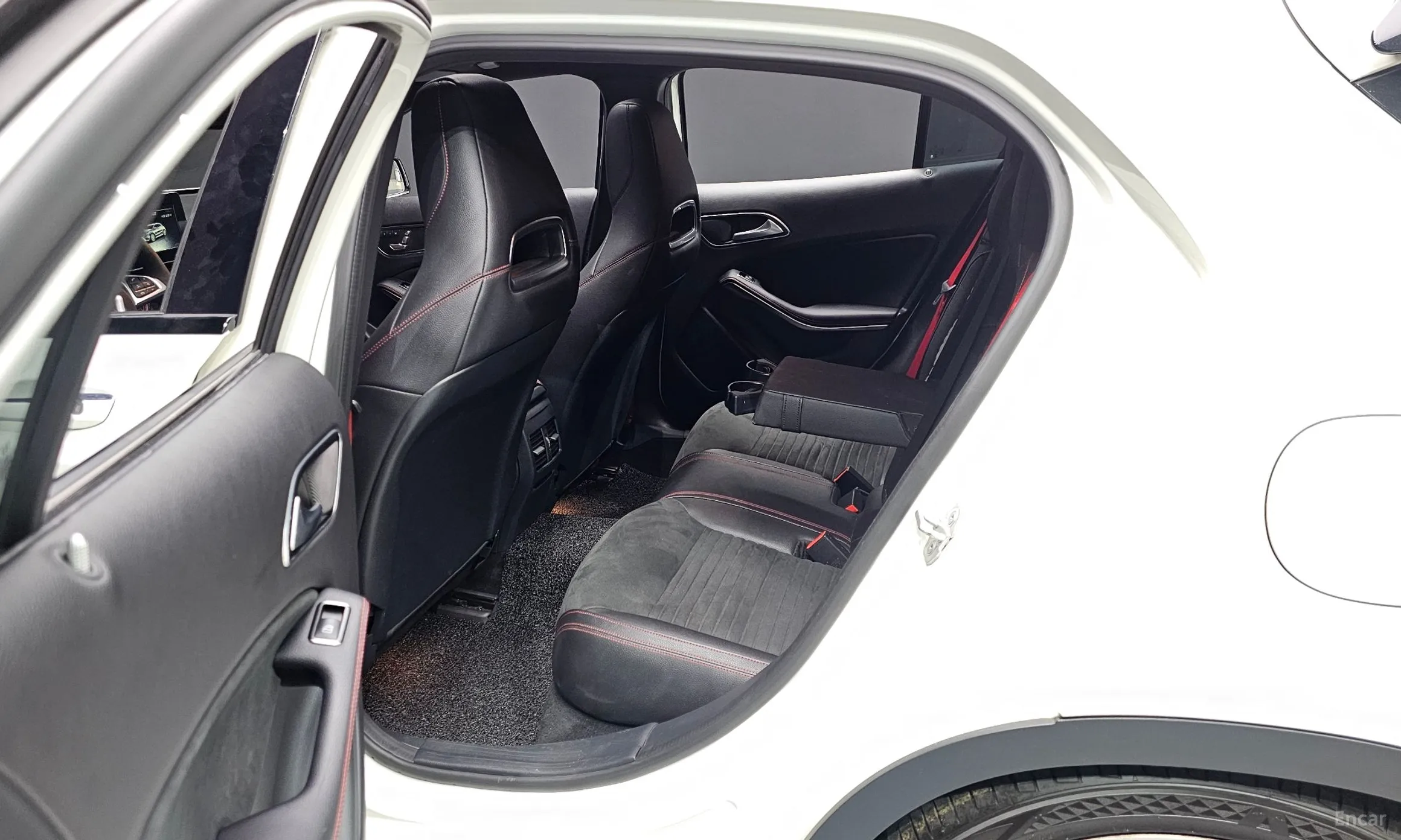 Mercedes Benz GLA-Class X156 превью 12