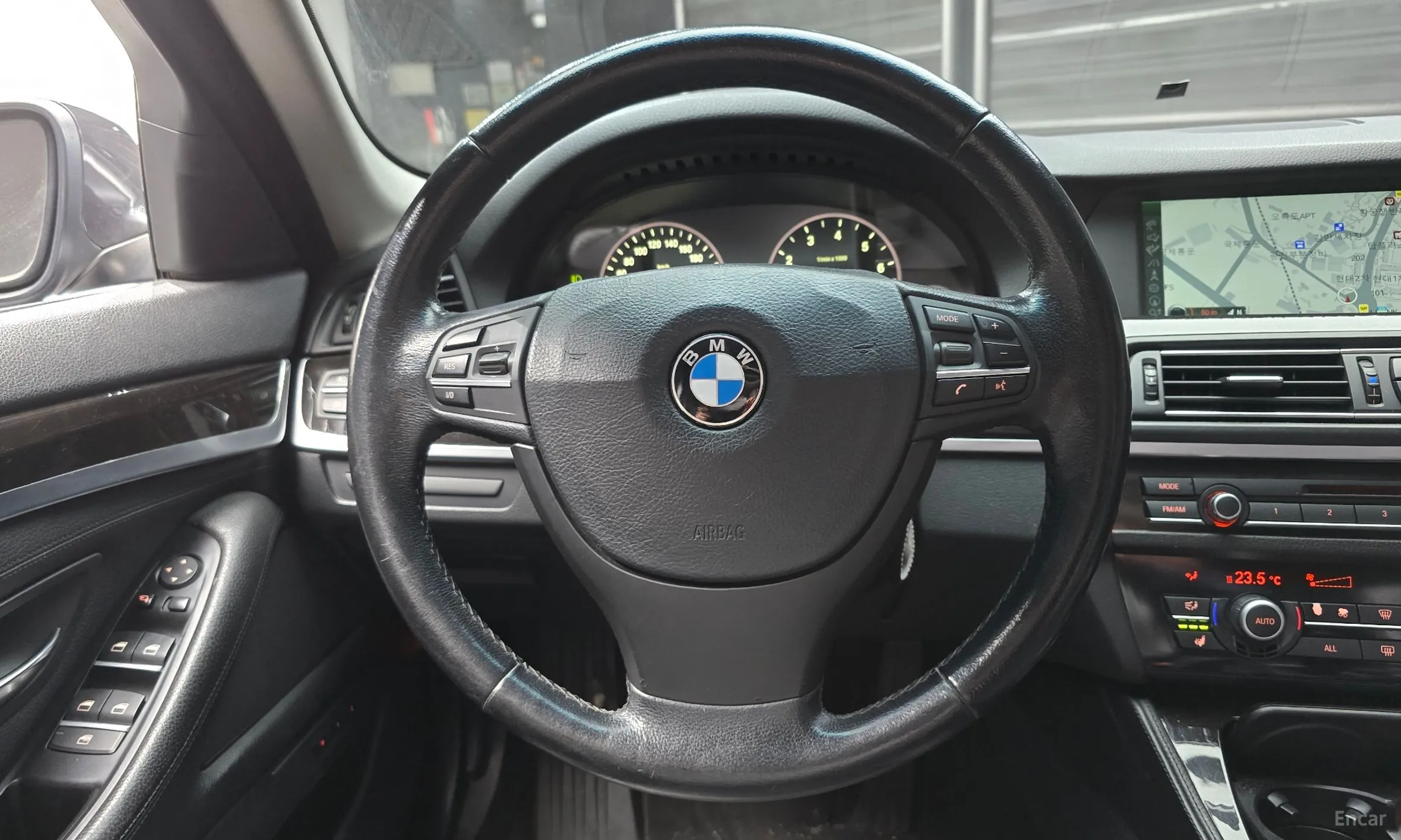 BMW 5 Series (F10) превью 13