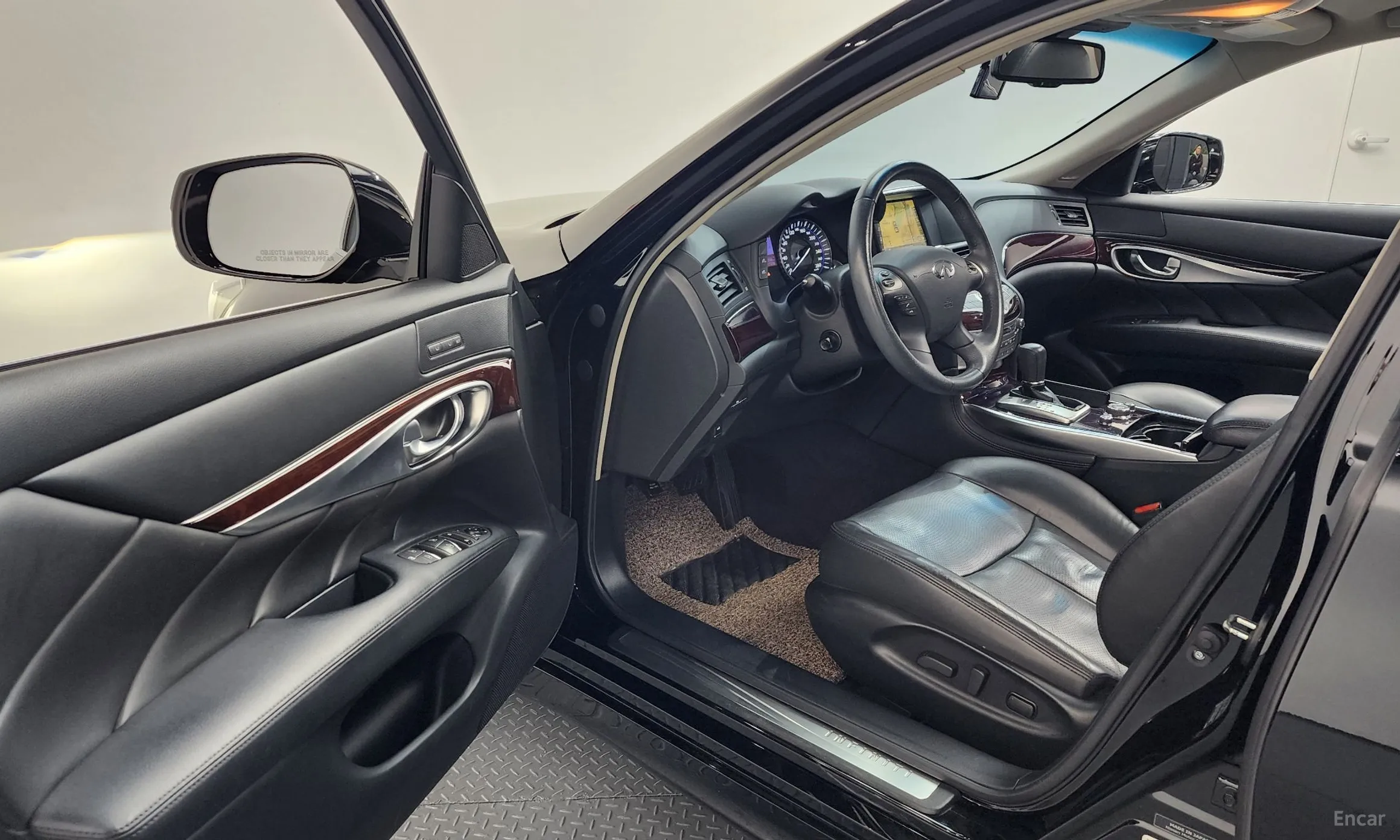 Infiniti Q70 превью 10