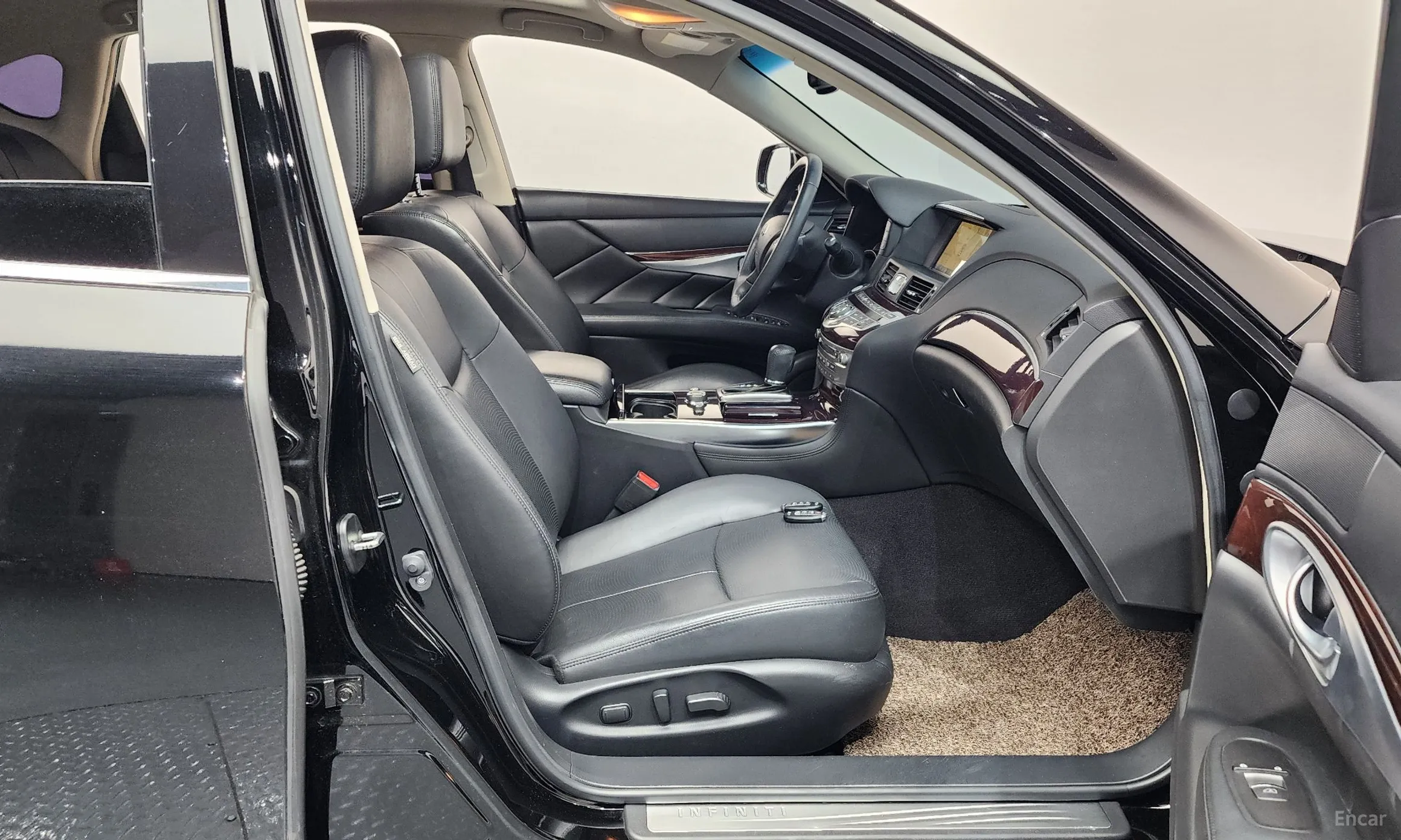 Infiniti Q70 превью 11