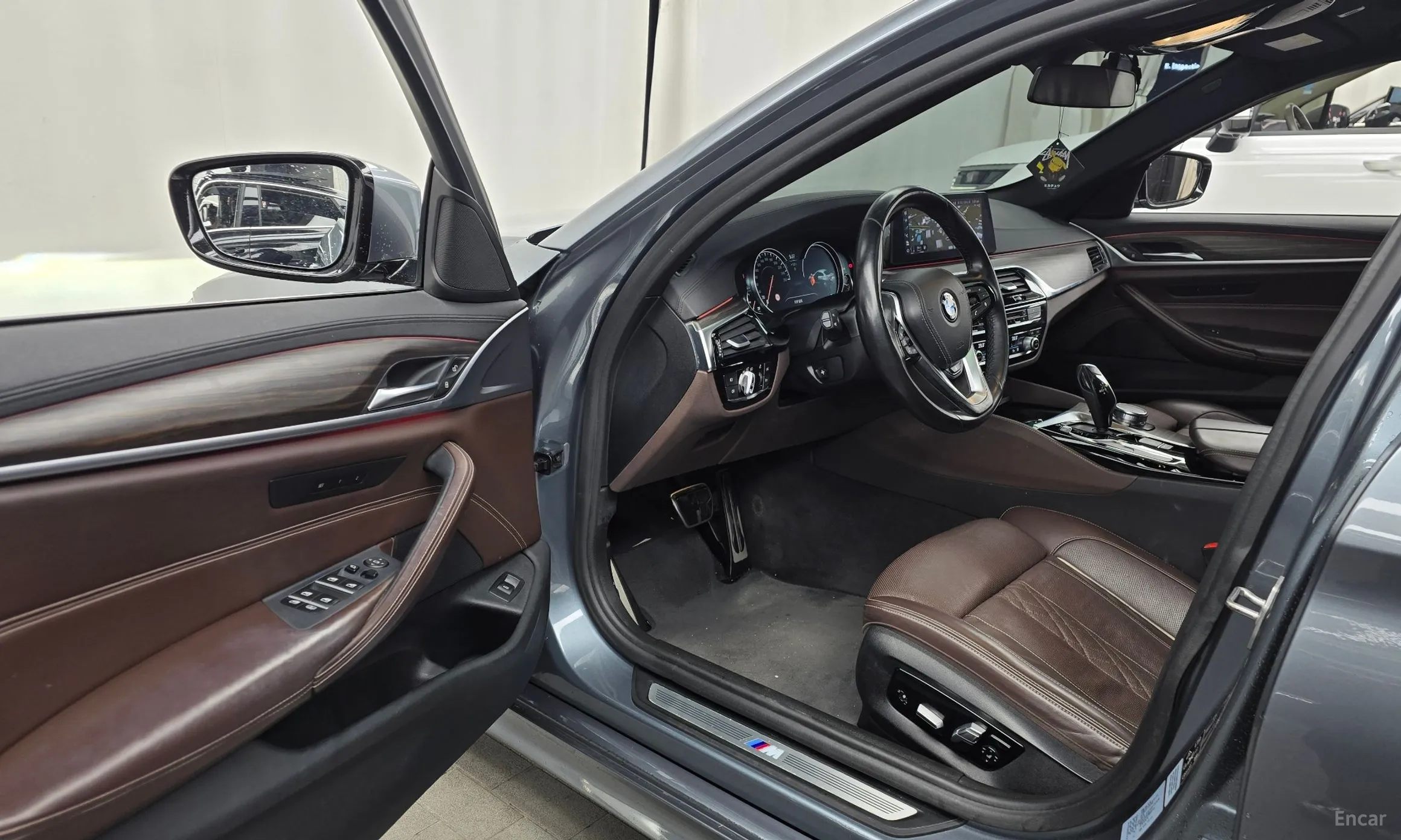 BMW 5 Series (G30) превью 10