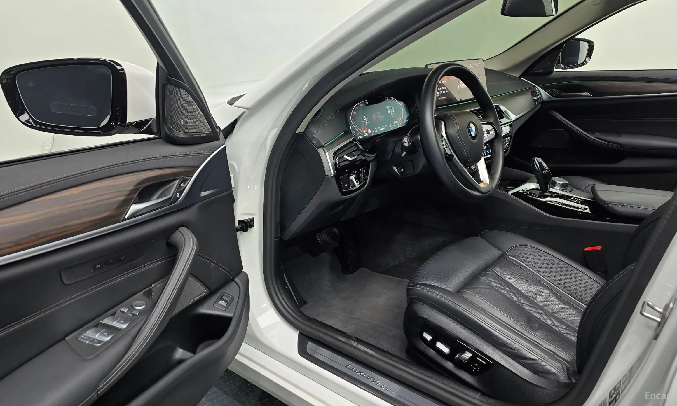 BMW 5 Series (G30) превью 11