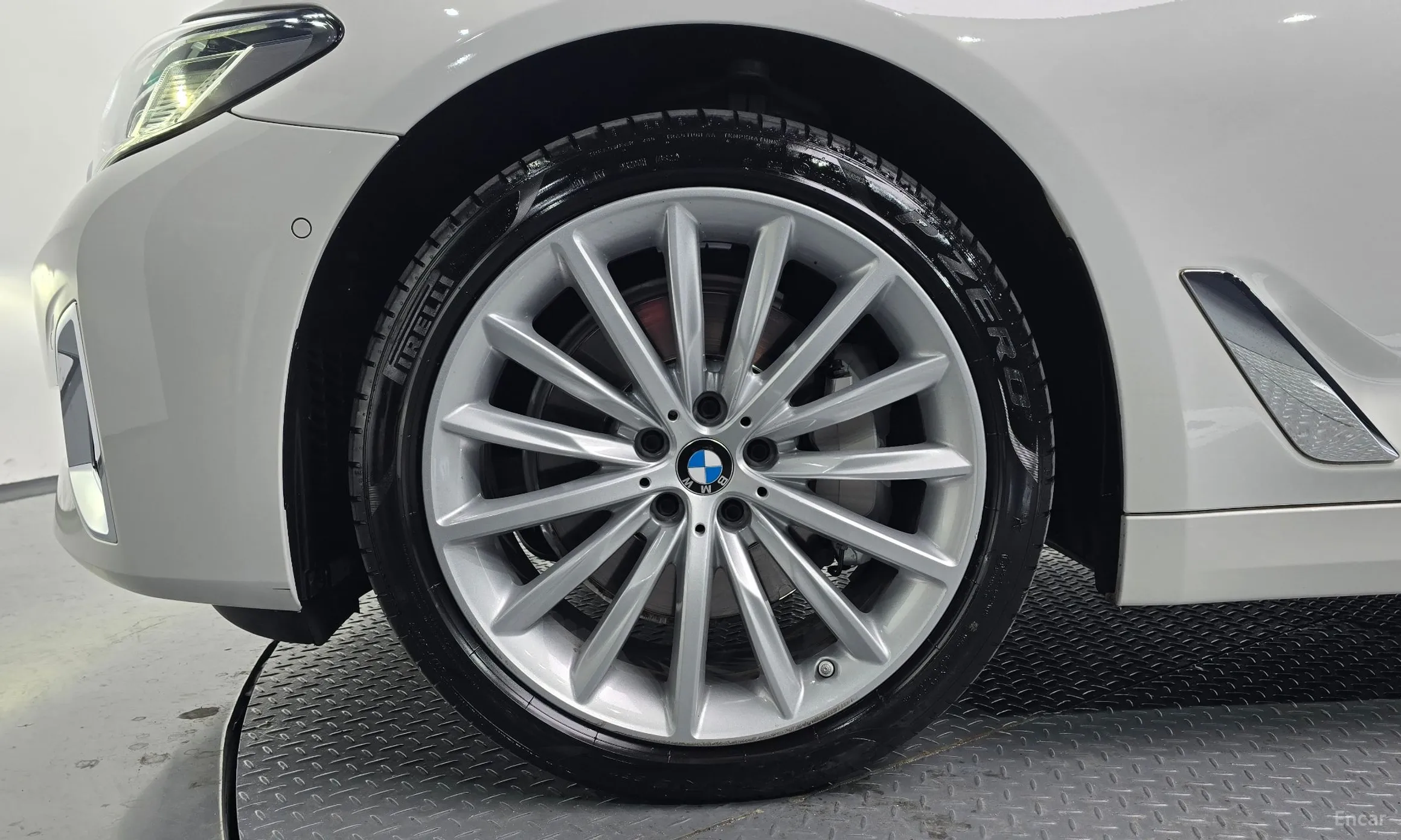 BMW 5 Series (G30) превью 5