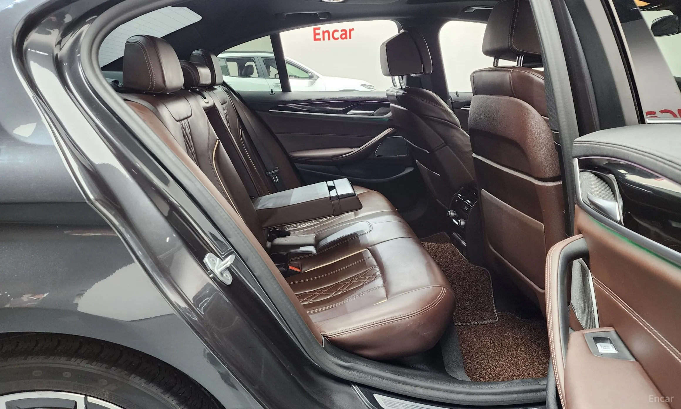BMW 5 Series (G30) превью 12