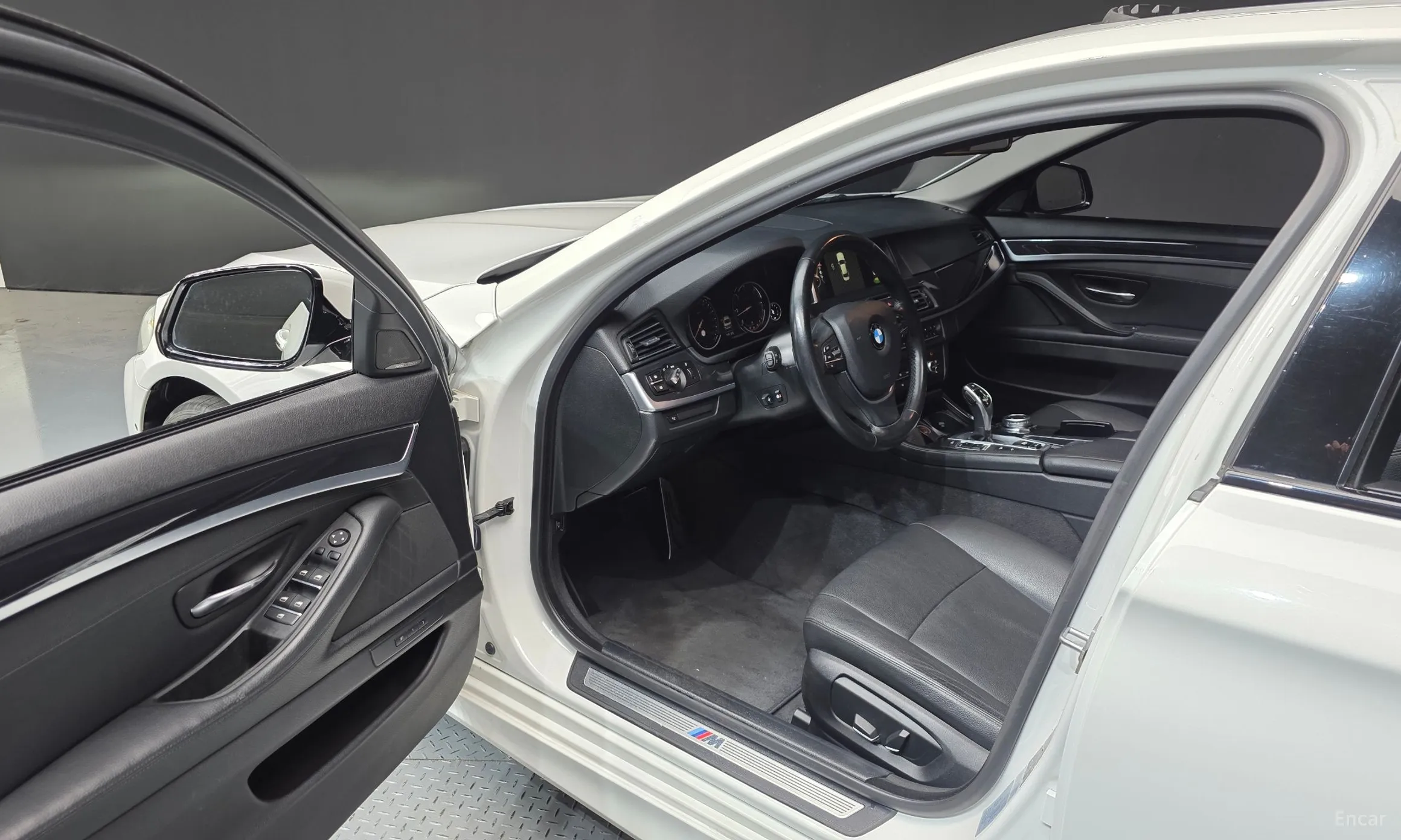 BMW 5 Series (F10) превью 10