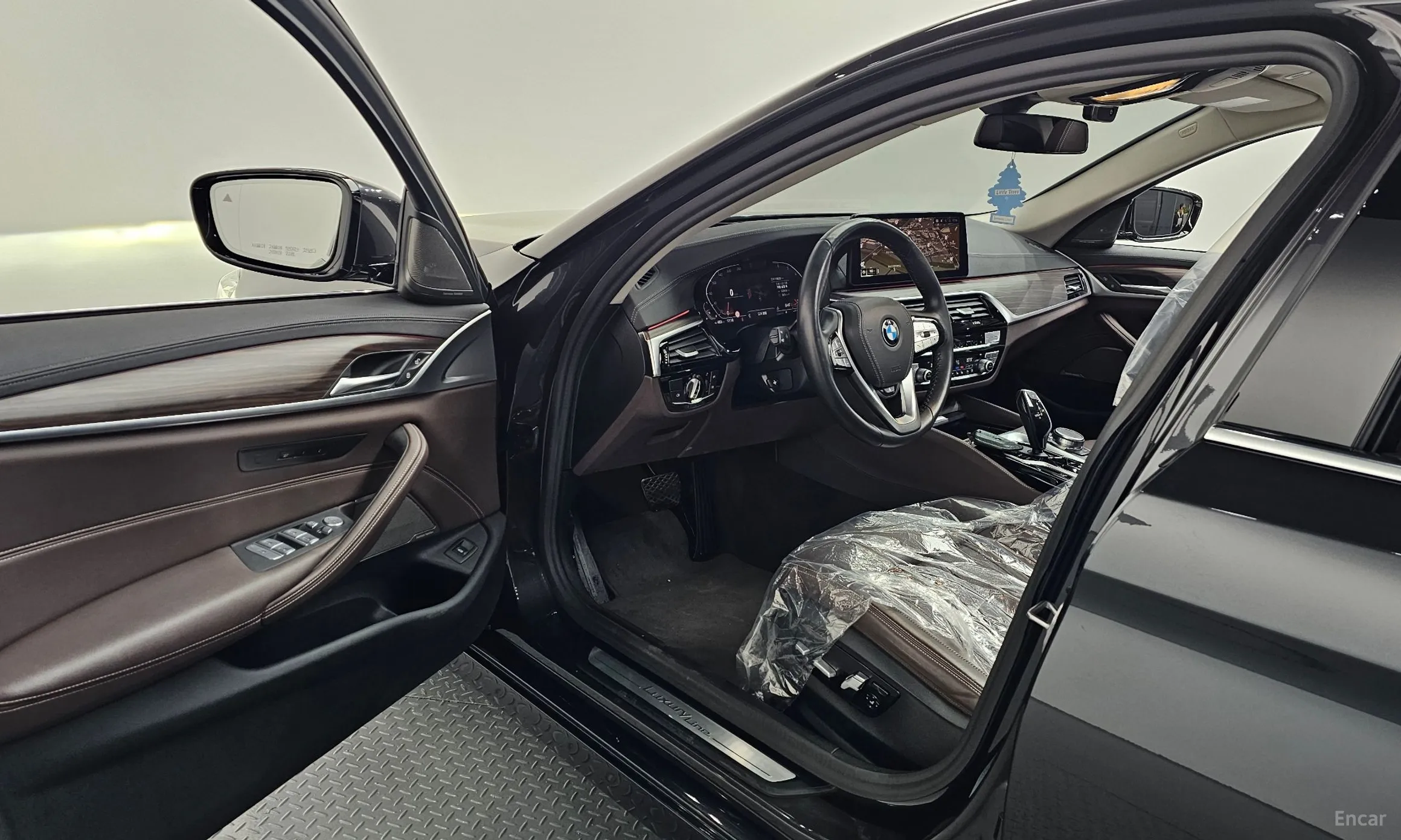 BMW 5 Series (G30) превью 10