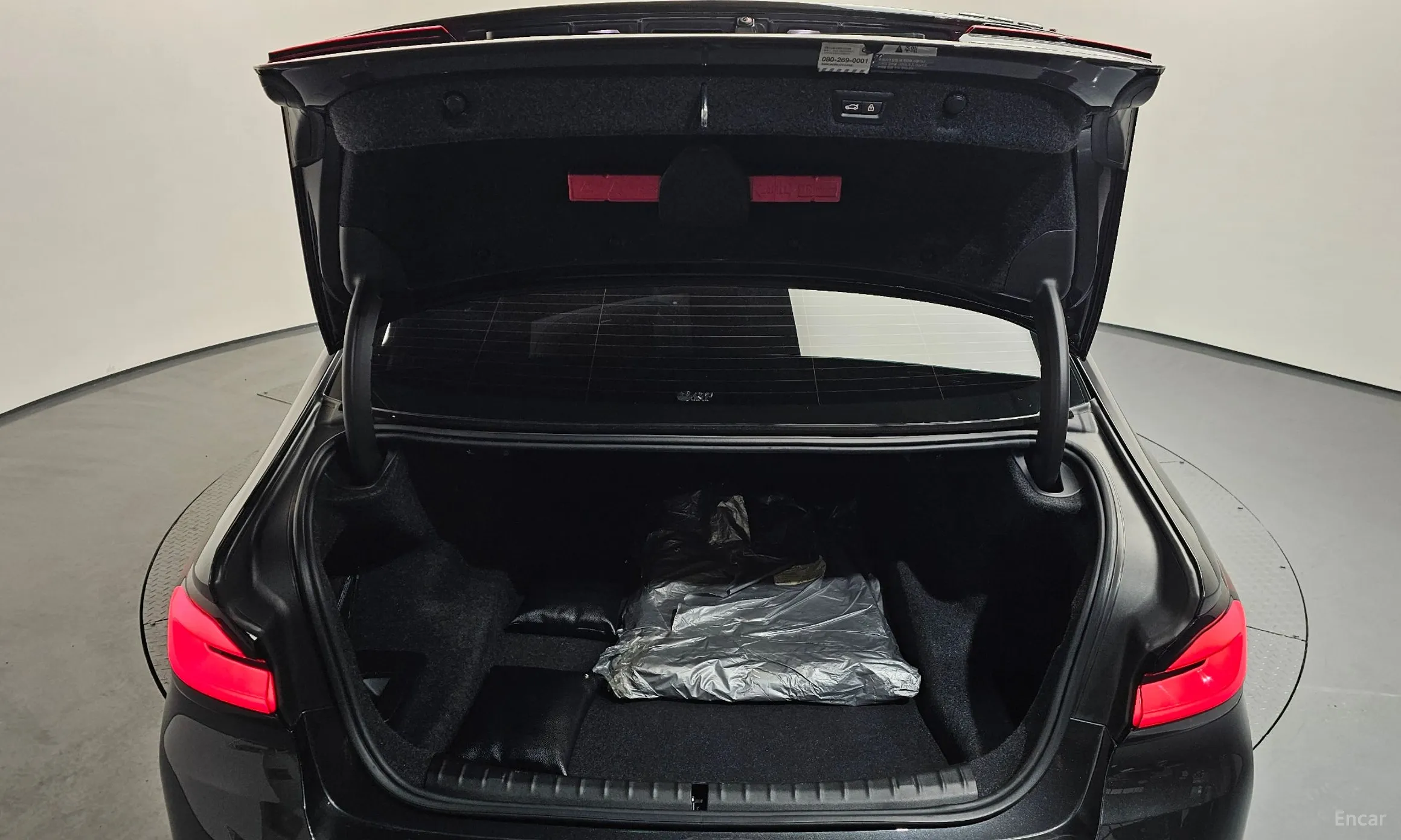 BMW 5 Series (G30) превью 20