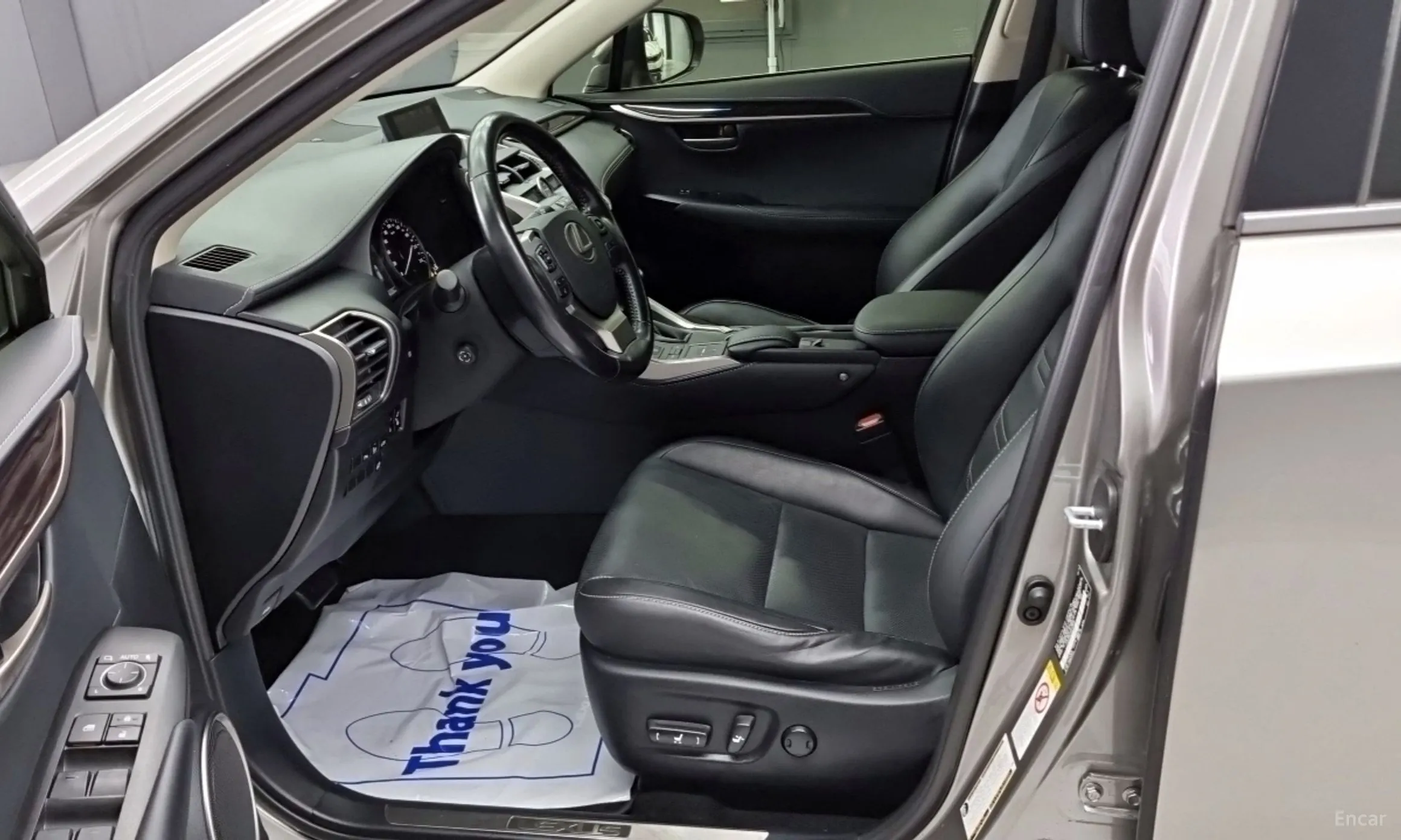 Lexus NX300h превью 10